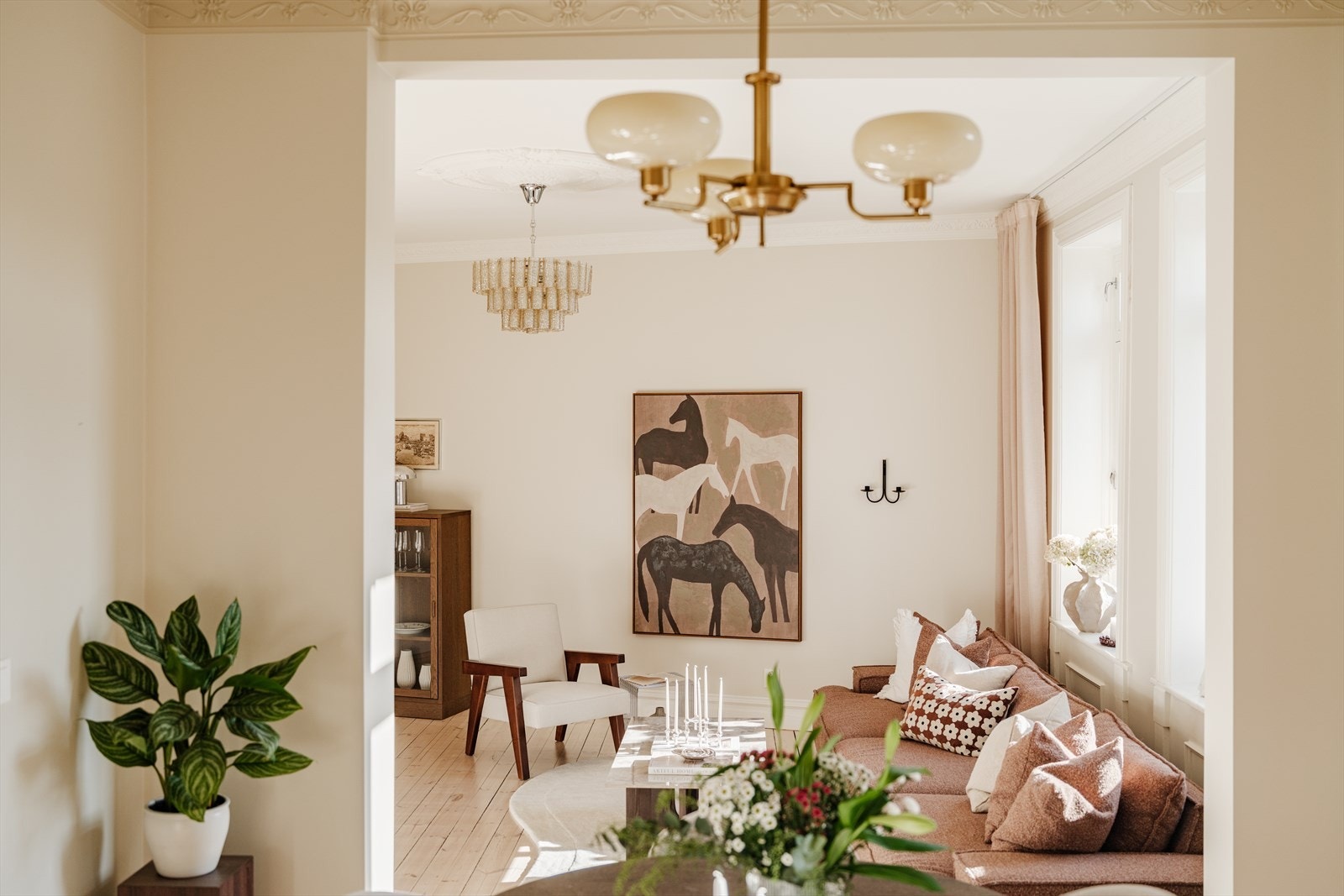 Bilde tatt fra spisestuen og mot stuen. Galleribilde