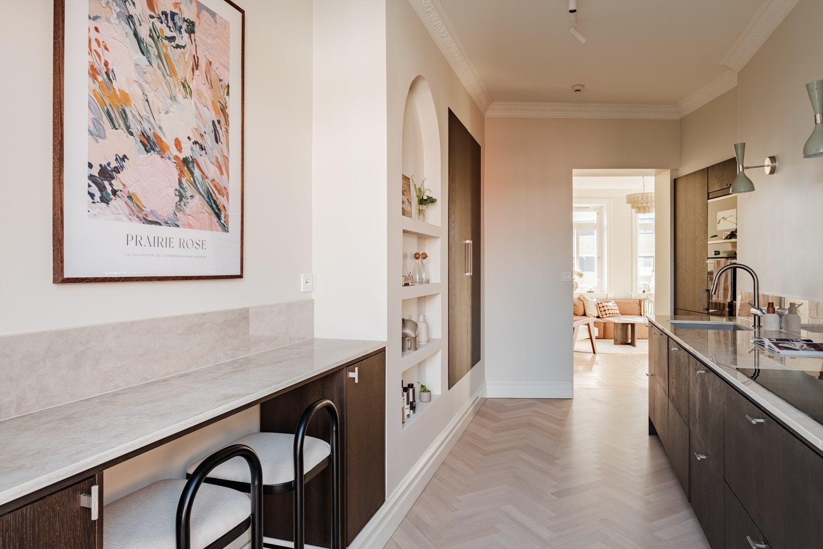 Det er lagt pen fiskebeinsparkett på kjøkken. Galleribilde