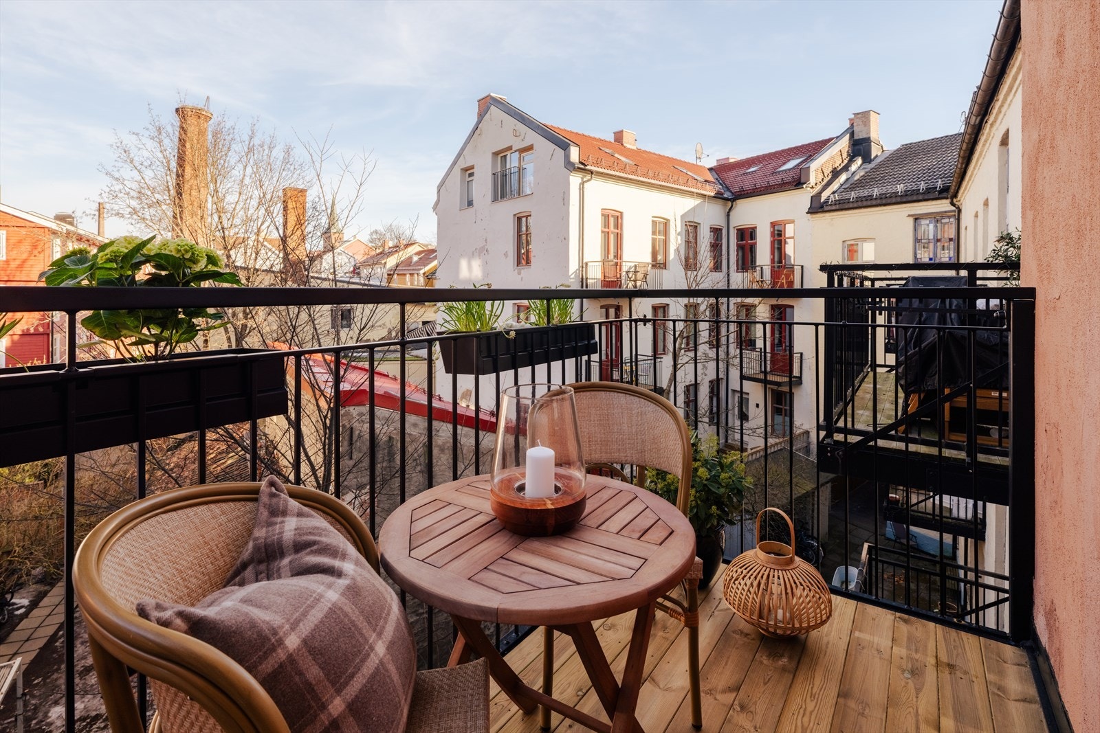 Balkongen fungerer som en forlengelse av kjøkkenet om sommeren. Galleribilde