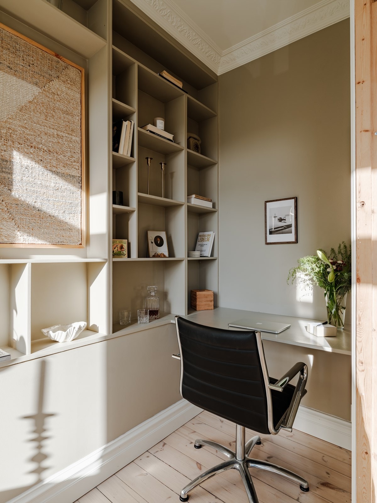 Plassbygget bokhylle som medfølger, samt plass til skrivebord. Galleribilde