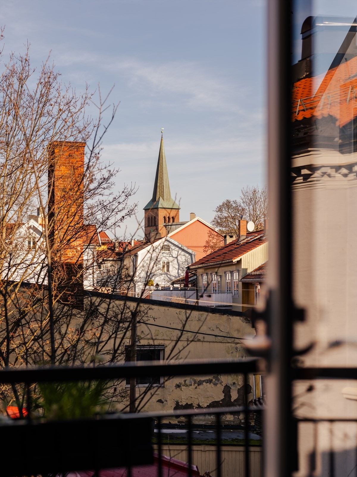 Hyggelig utsikt fra kjøkken og balkong mot nærområdet. Her ser man de små trehusene samt. Kampen Kirke. Galleribilde