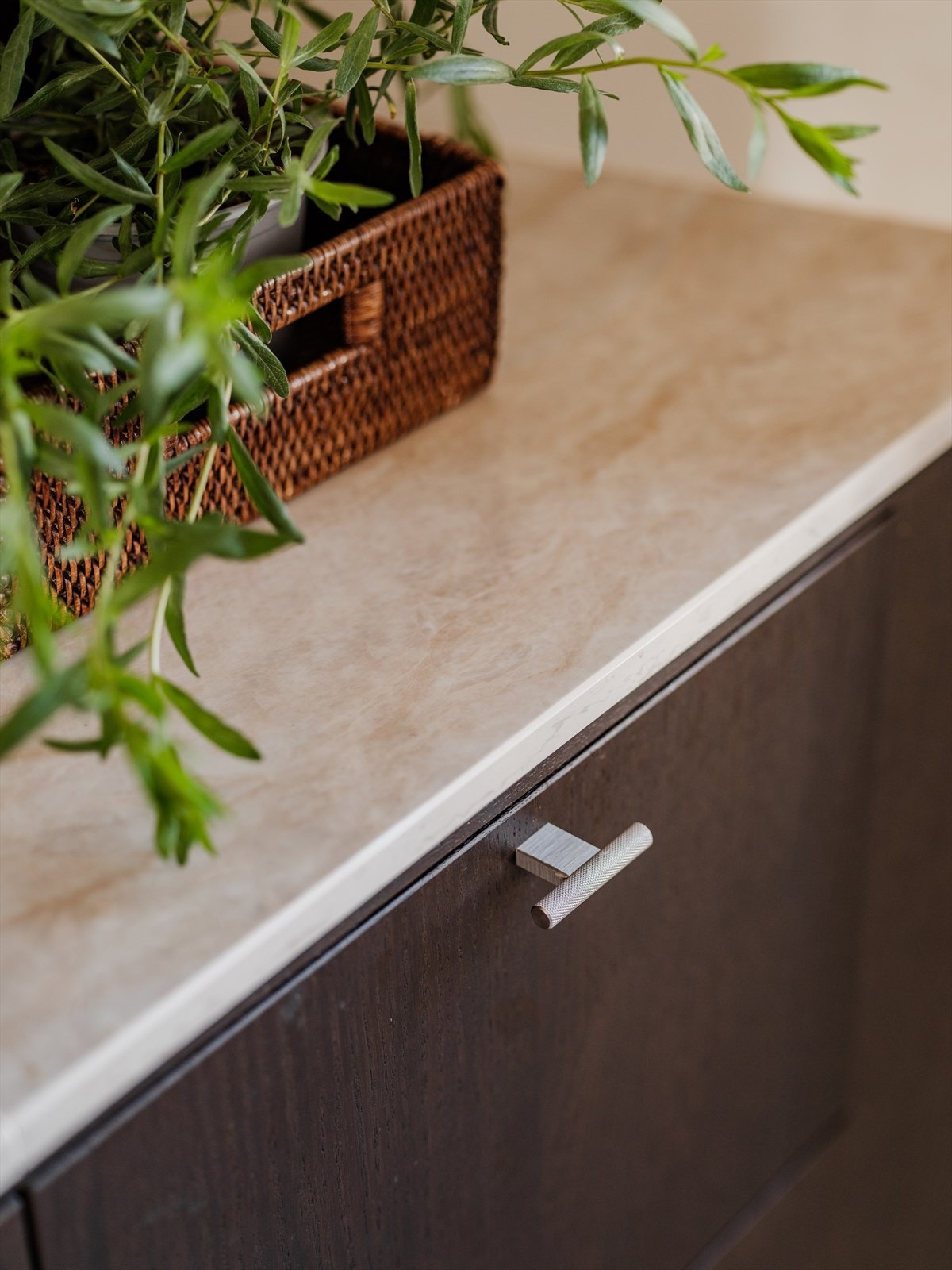 Stilige håndtak på kjøkkeninnredning som matcher håndtakene på soverom. Galleribilde