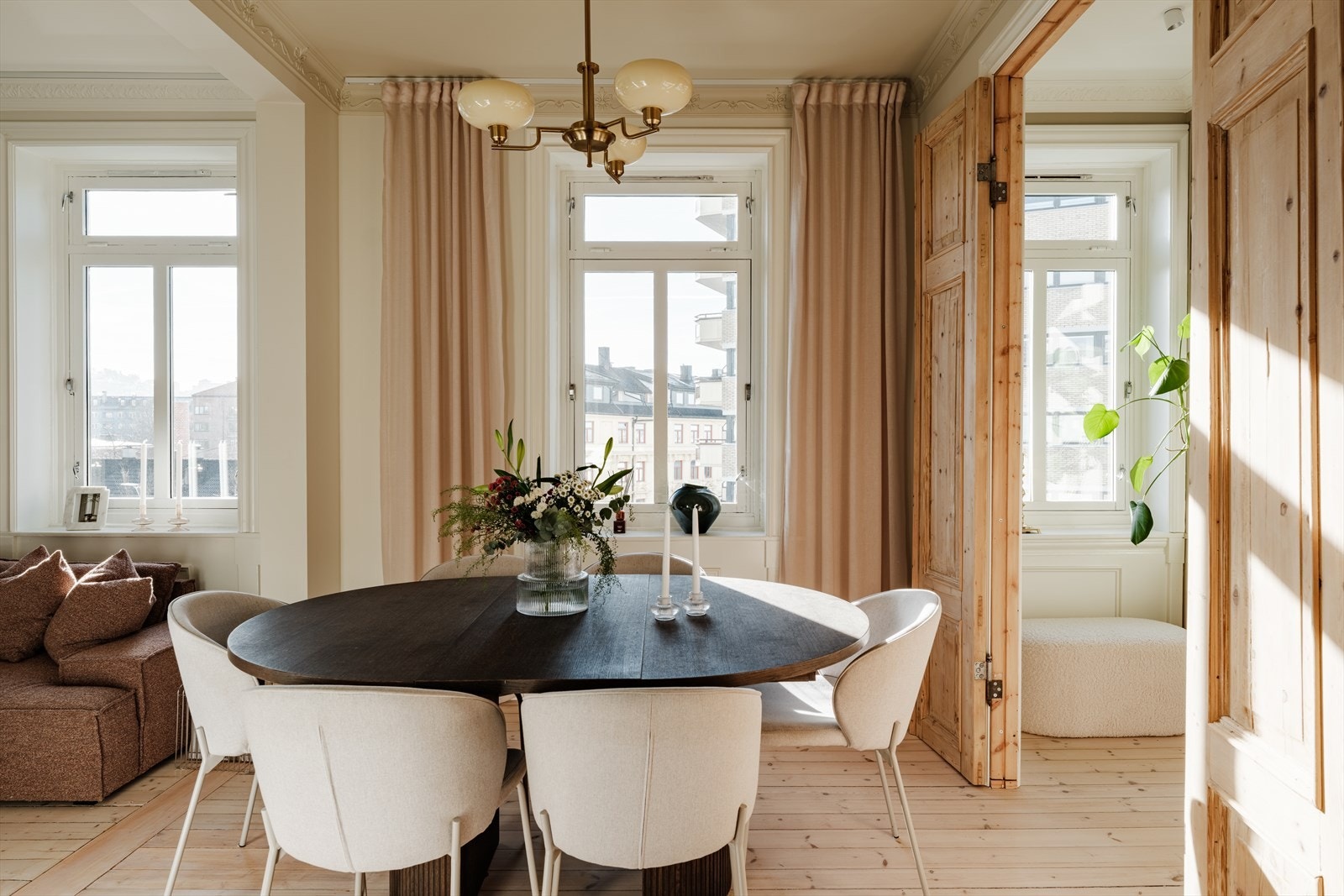 Naturlig plass til stort spisebord. Galleribilde