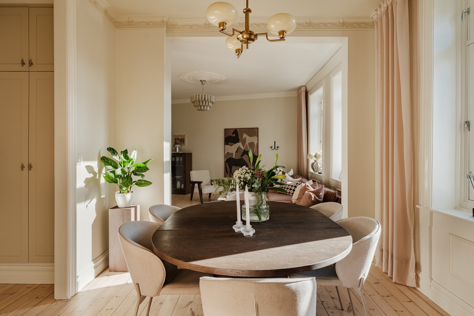 Oppholdsrommene ligger på rekke og rad noe som er veldig sosialt og hyggelig. Galleribilde