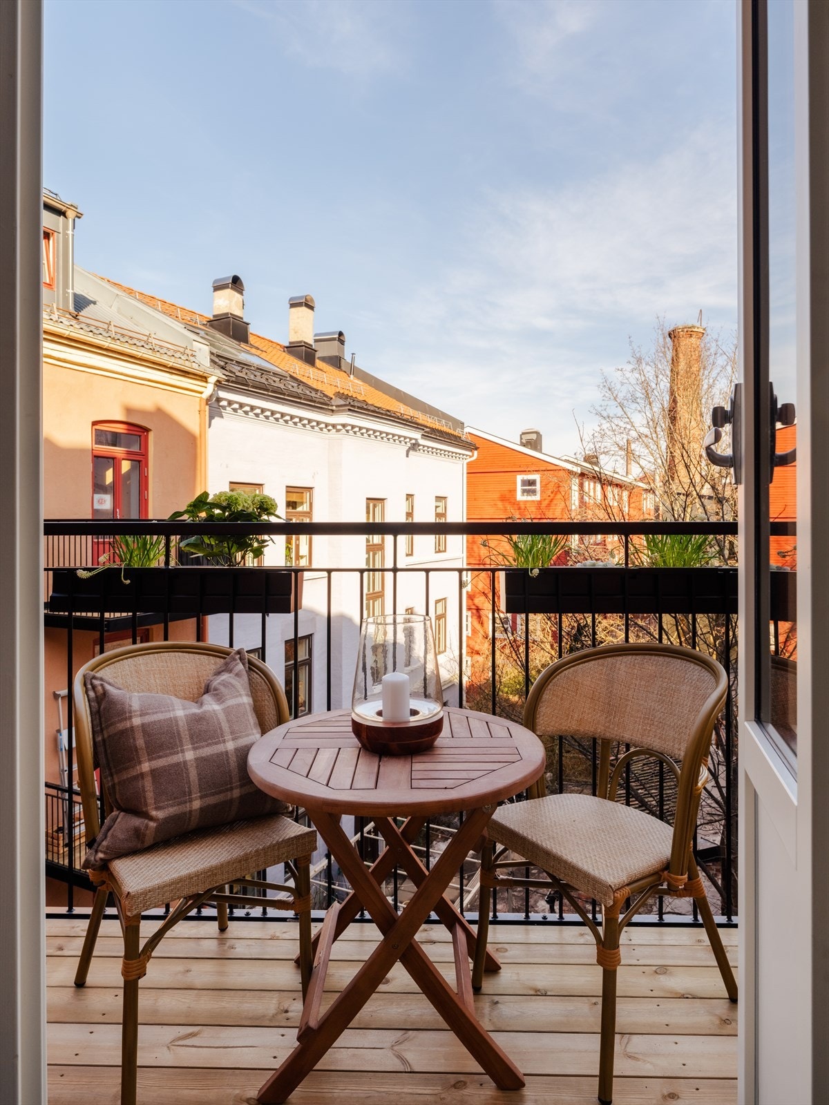 Doble dører, som begge kan åpnes, tar deg med ut på den nye balkongen. Galleribilde