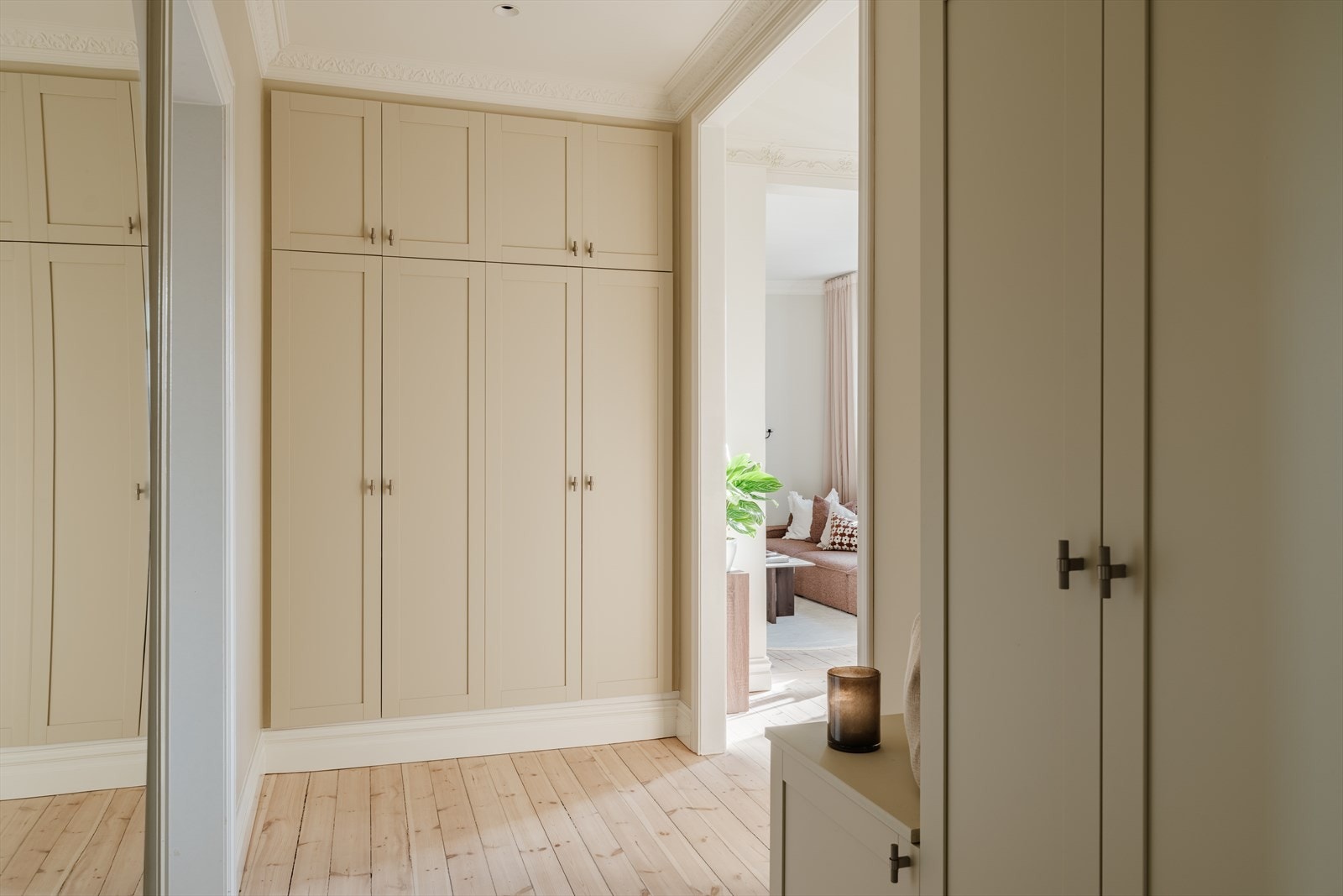 Svært gode lagringsmuligheter i plassbygget skap. I tillegg disponerer boligen to boder på hhv. 6 og 2 kvm. Galleribilde