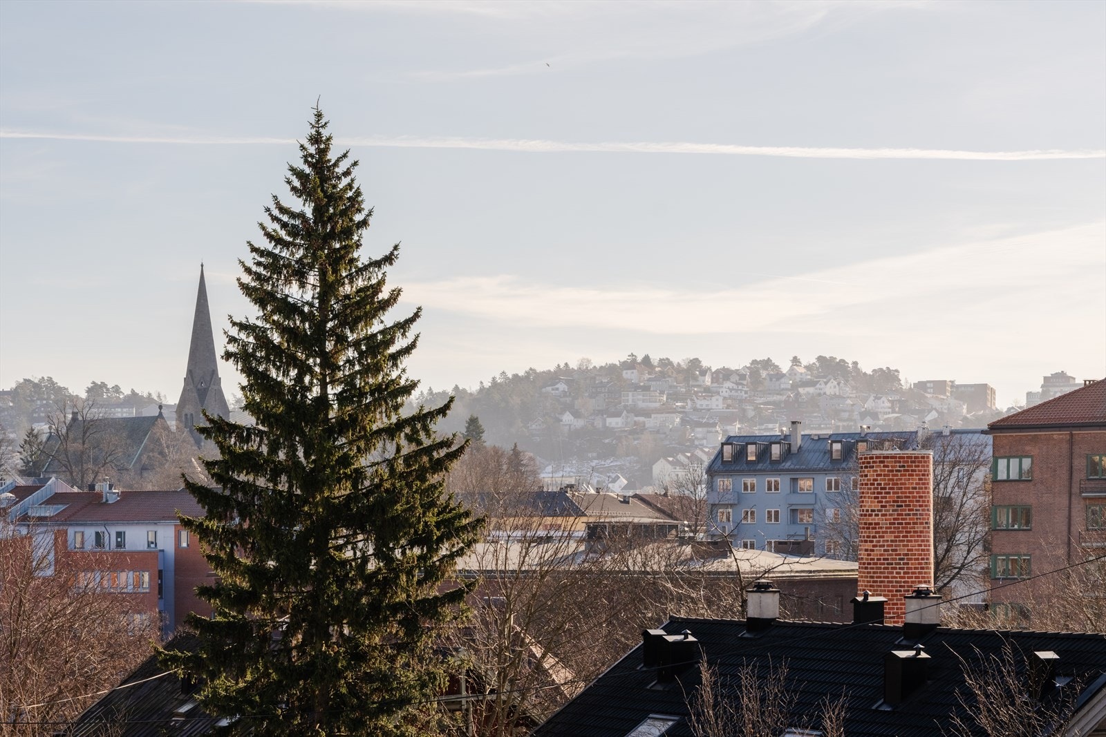 Ser man ut til venstre fra vinduene har man utsikt opp til Ekebergskrenten. Galleribilde