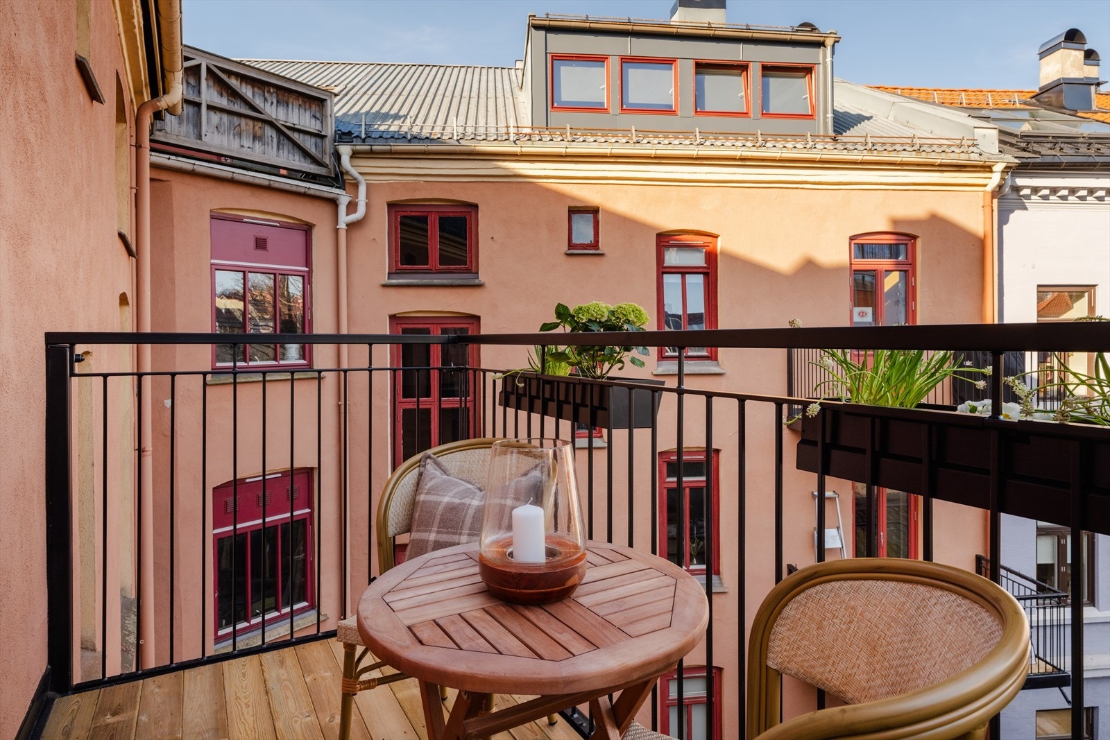 Plass til grill, utemøbler og beplantning. Et perfekt sted å nye varme sommerkvelder, grillmiddag og/eller noe godt i glasset. Galleribilde