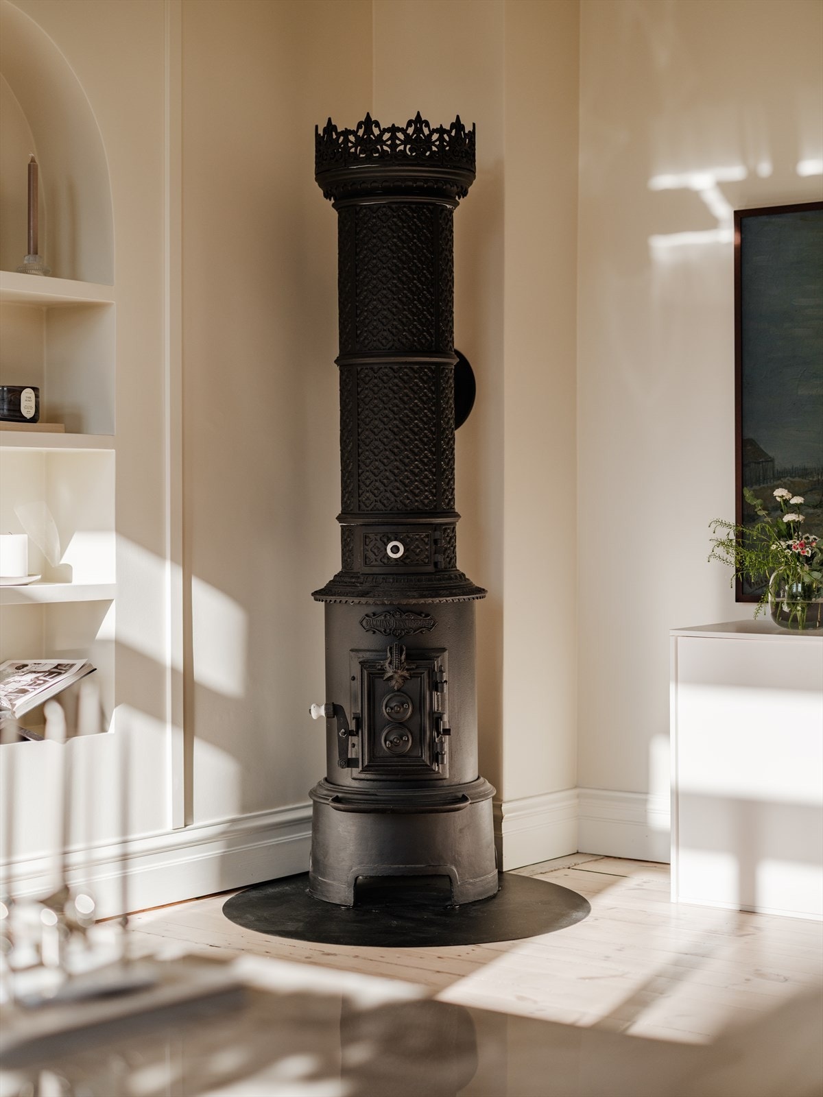 Original støpejernsovn som er renovert: "Drammens jernstøberi no12", tidsriktig fra byggeår.Pipeløpene i borettslaget ble rehabilitert i 2021 med nytt stålrør. Galleribilde