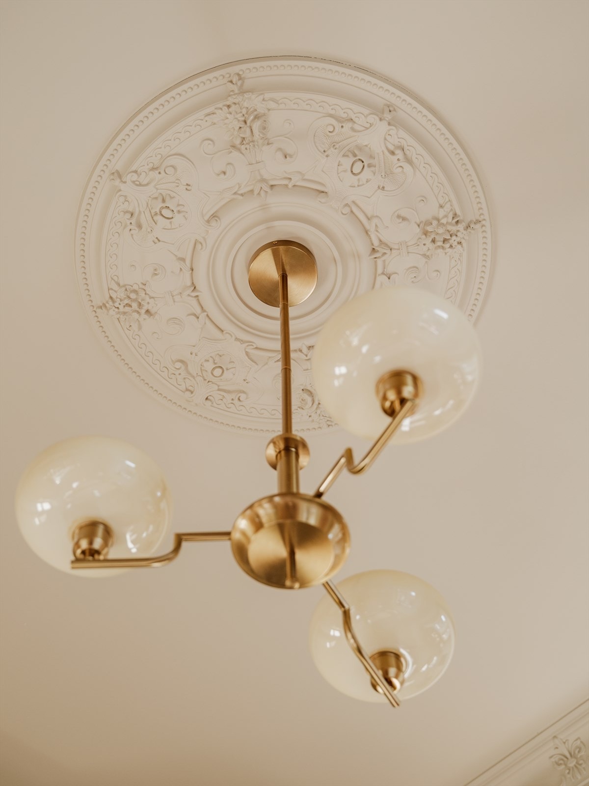 Det er montert vakker stukkatur og rosetter i leiligheten. Galleribilde