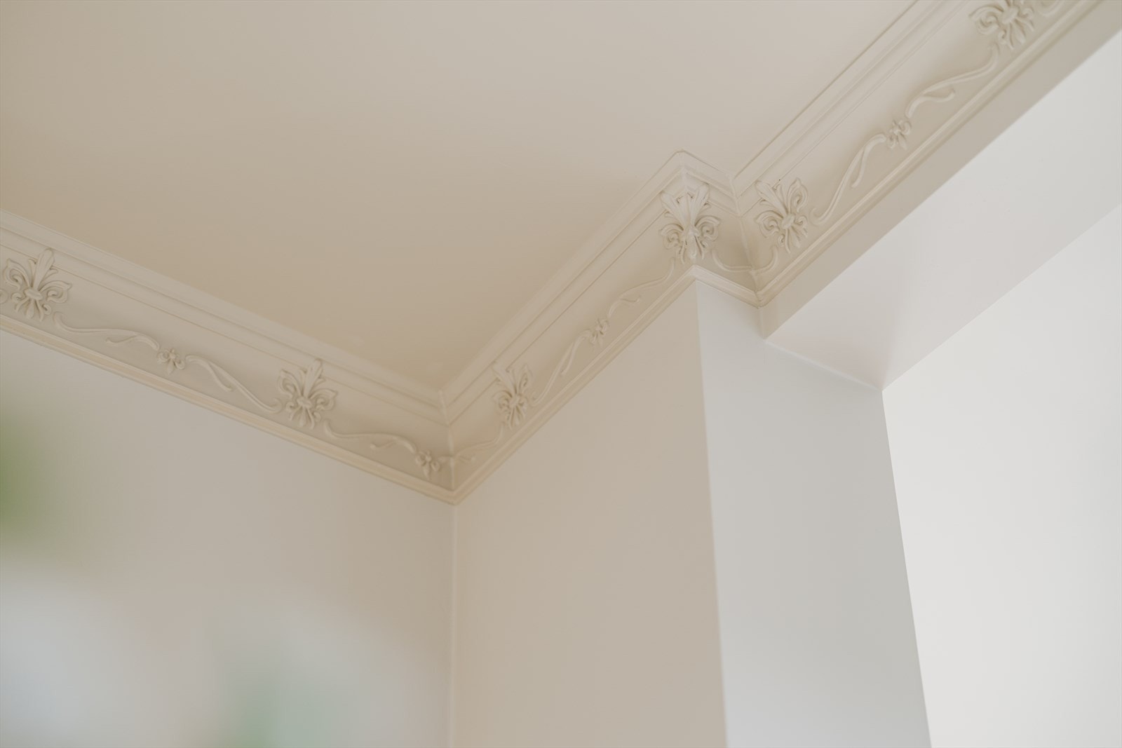 Det er montert vakker stukkatur i flere rom. Her ser man stukkaturen i spisestuen. Galleribilde