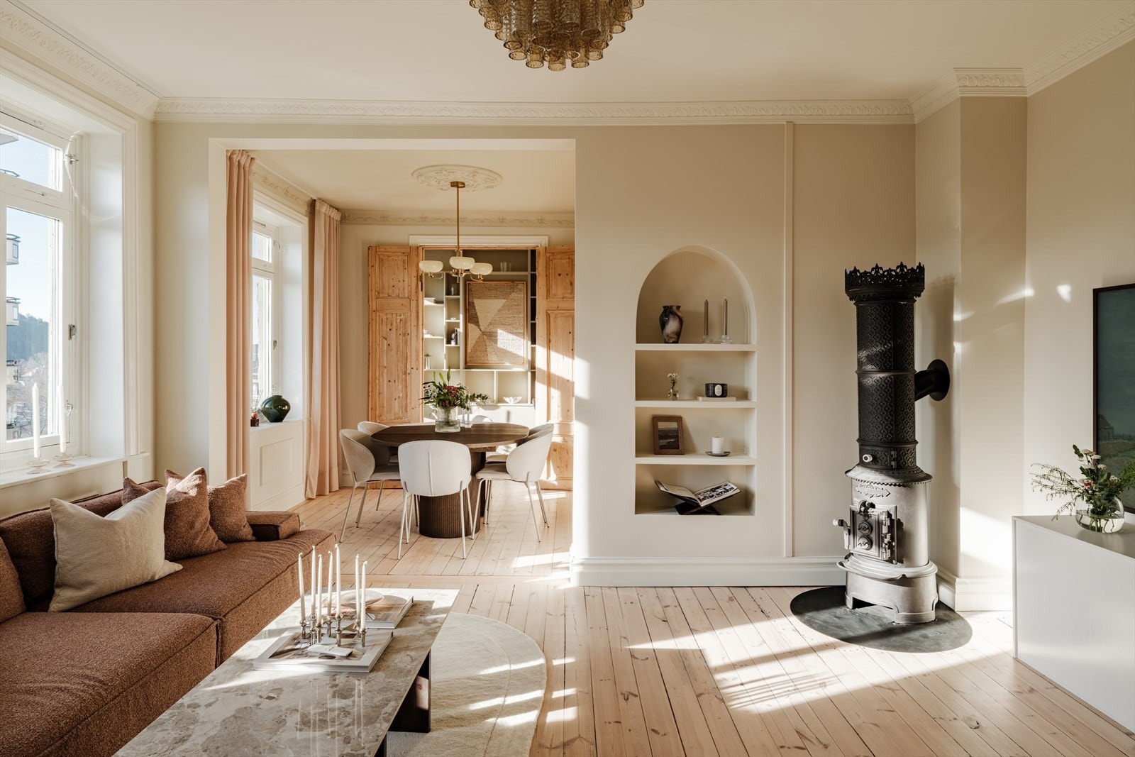 Leiligheten holder en gjennomgående god standard da hele leiligheten er pusset opp i 2024/2025 med gjennomtenkte farge- og materialvalg. Galleribilde