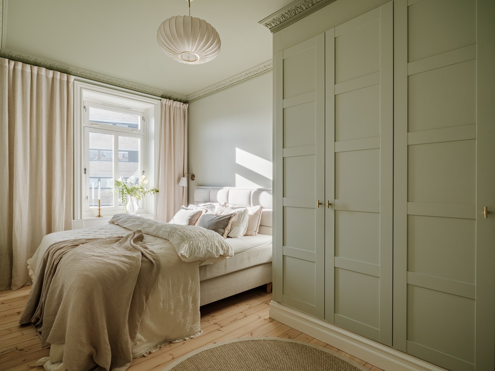 Hovedsoverom av god størrelse med spesiallaget garderobeskap. Galleribilde