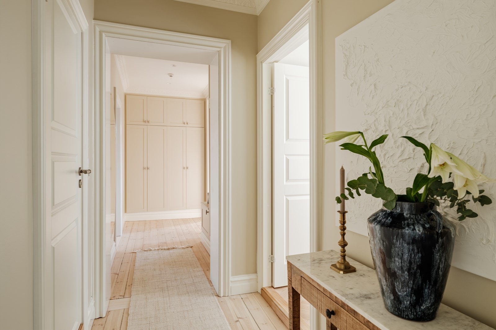 Leiligheten har et romslig og innbydende inngangsparti. Galleribilde