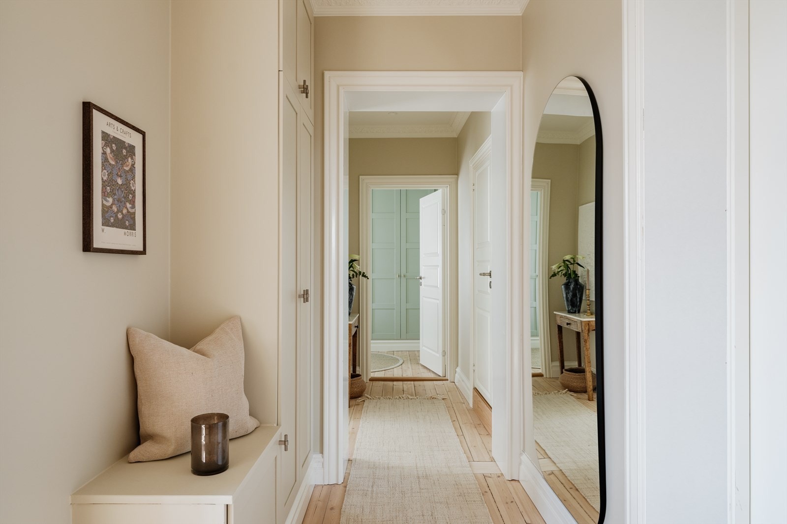 Plassbygget skap og benk som medfølger. Galleribilde