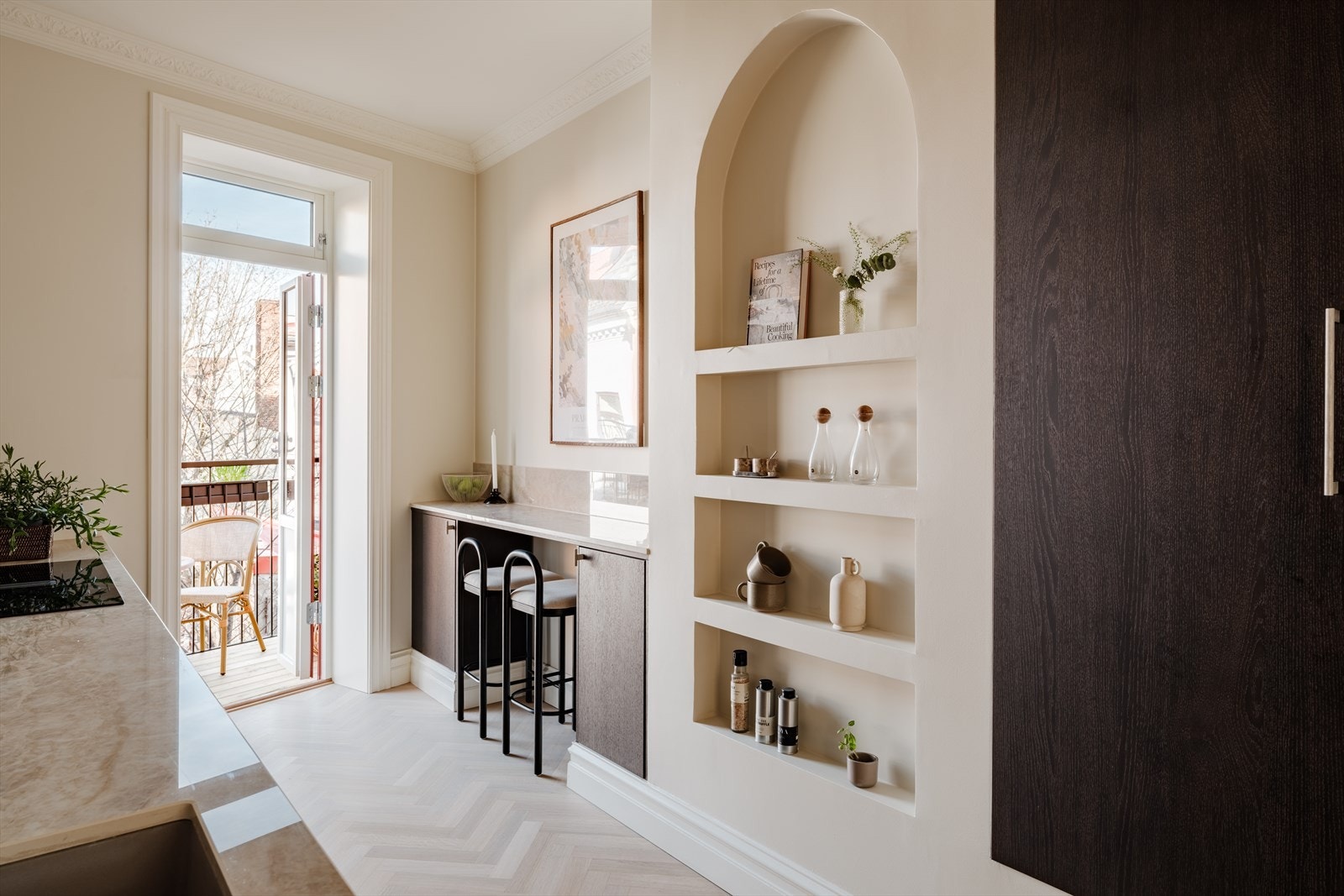 Påkostet innredning fra Epoq og flere spesiallagde løsninger som hylle med bue og barbord. Galleribilde