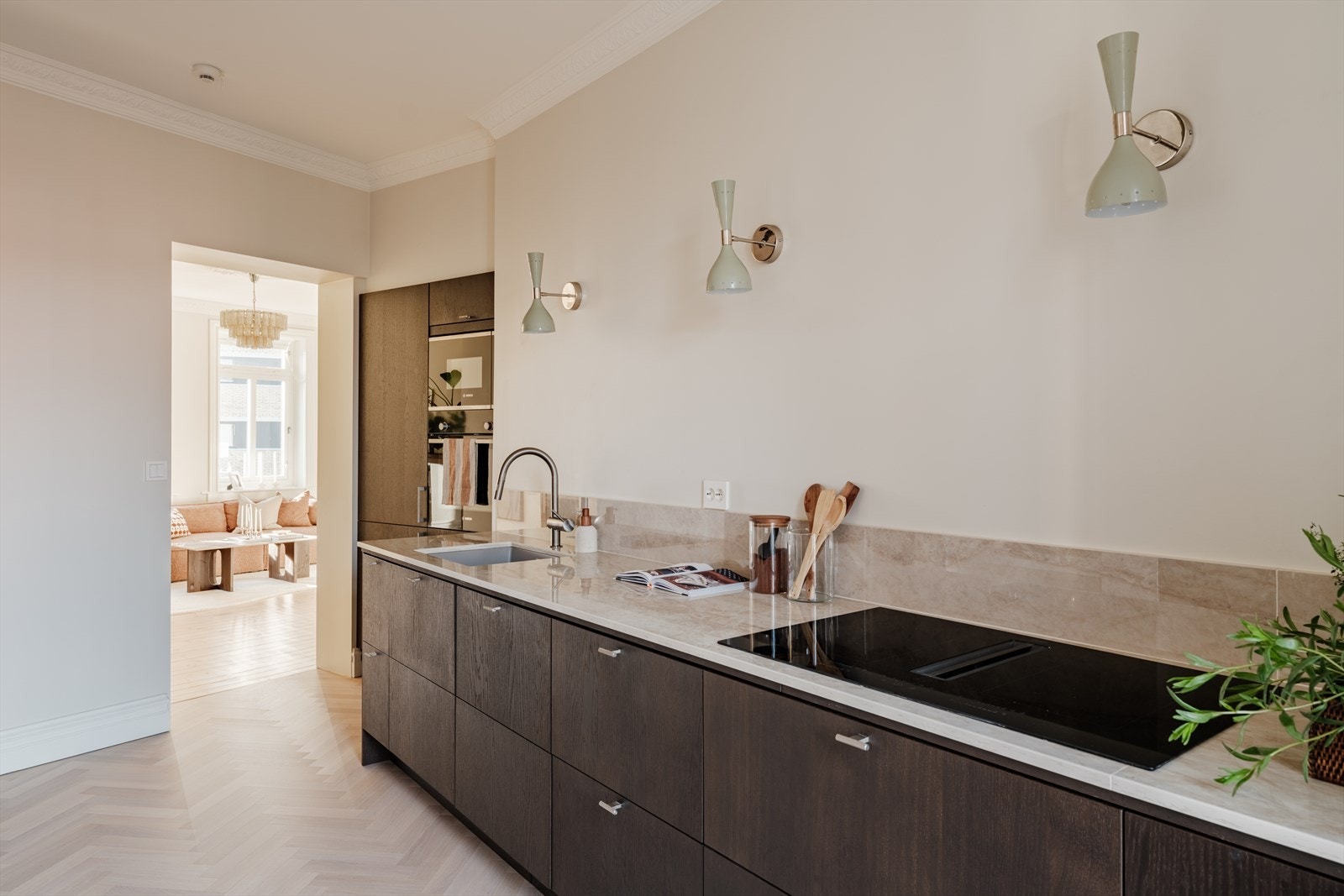 Legg merke til de stilige, vegghengte lampene og benkeplaten i stein som er trukket opp på veggen. Galleribilde