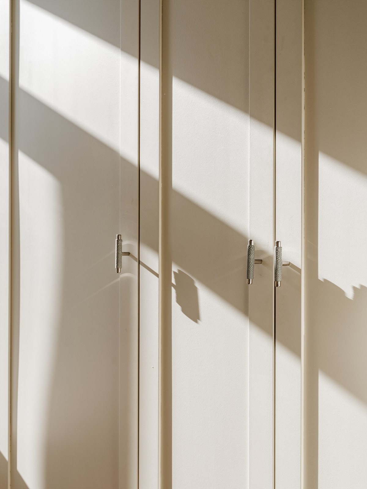 Stilige T-håndtak gir skapene et eksklusivt uttrykk. Galleribilde