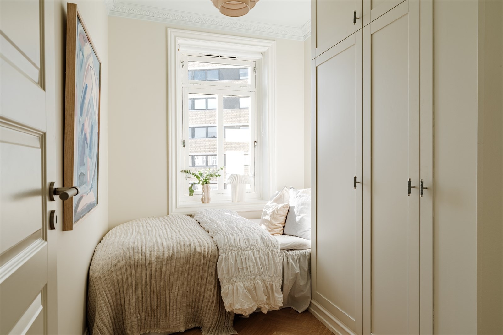 Også dette rommet har plass til seng (sengen på bildet er 120 cm) og garderobeskap. Galleribilde