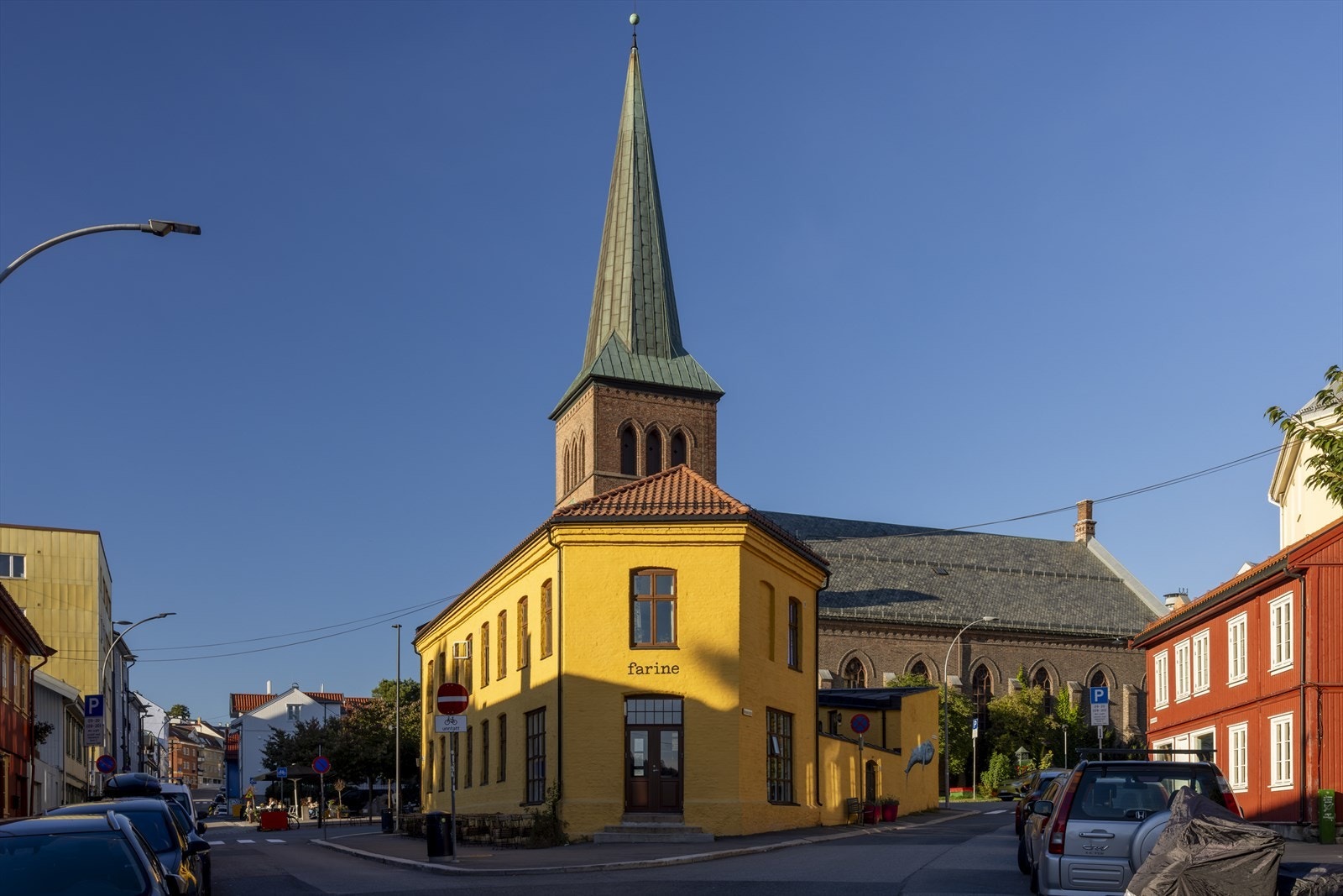 Populære Farine med bakeverk, kaffé og hyggelig uteservering om sommeren. Galleribilde
