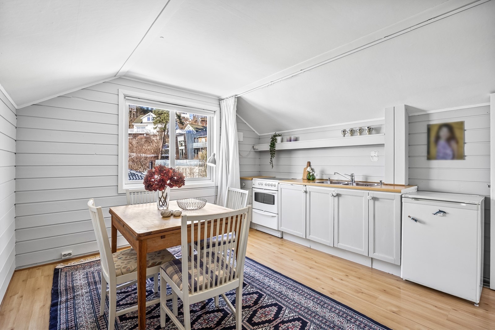 Kjøkkenet på loftet er godkjent og egner seg like godt til soverom Galleribilde