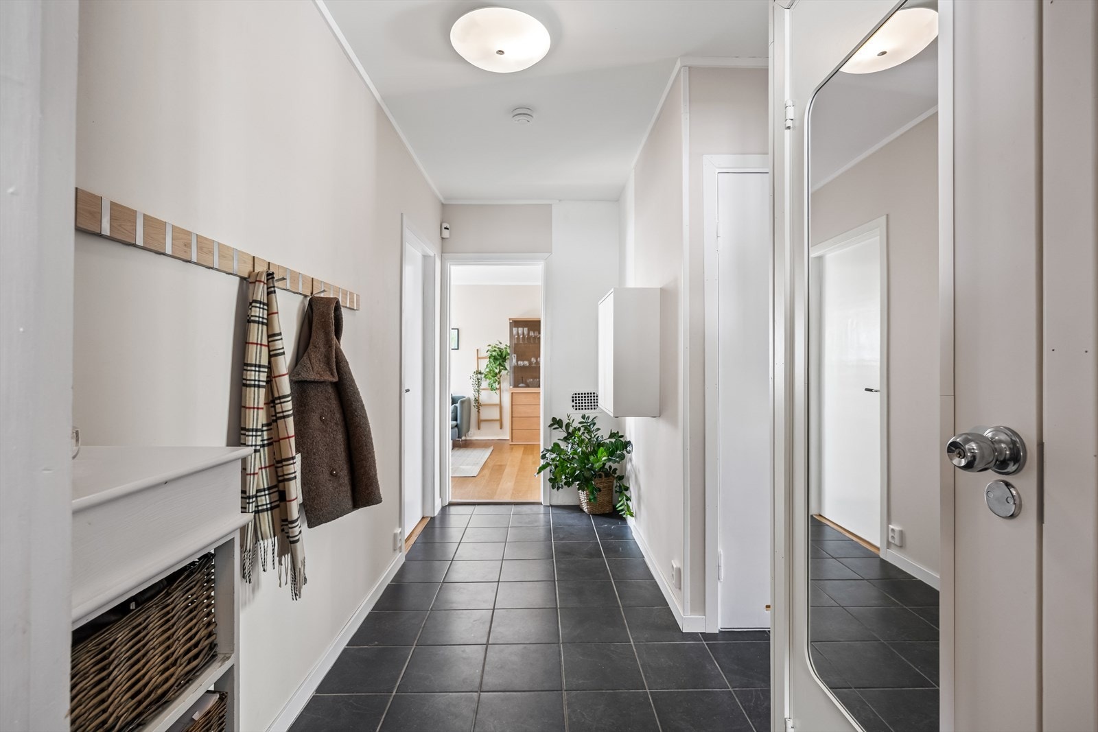 Innenfor gangen er trapperommet som tar deg opp i 2. etasje, i det flislagte partiet er det varmekabler Galleribilde