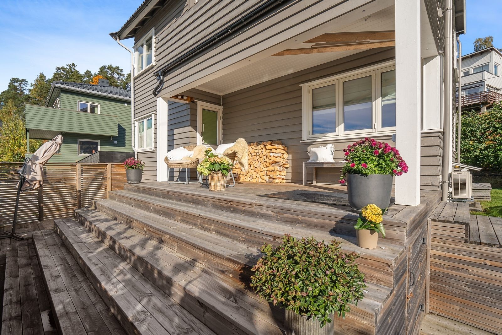 Terrassen har mange soner, og under trappen er det ekstra lagring Galleribilde