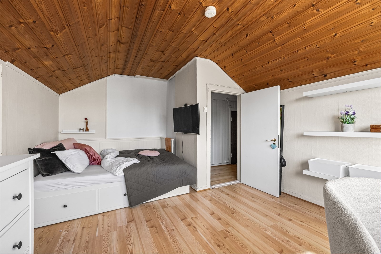 Oppe på loftet finner du kanskje der største soverommet i boligen, hvor innhuket har plass til stor dobbeltseng Galleribilde