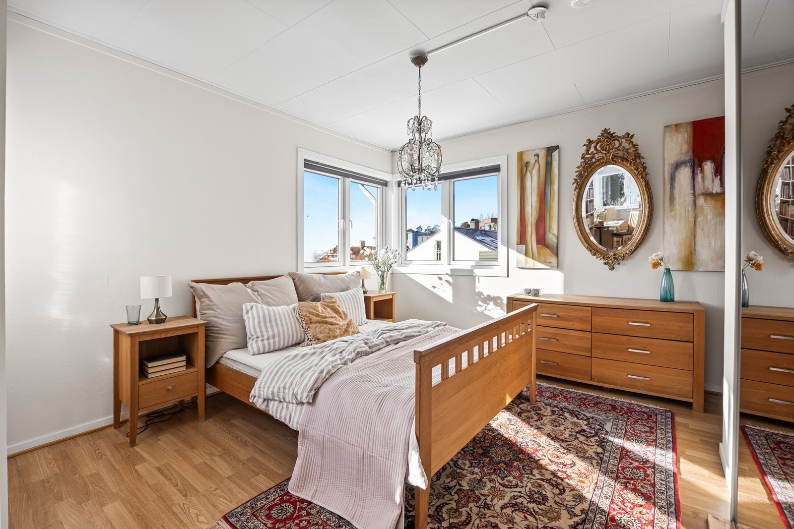 Et lyst og luftig rom med utgang til balkong men også her har herlig utsikt fra vindu Galleribilde