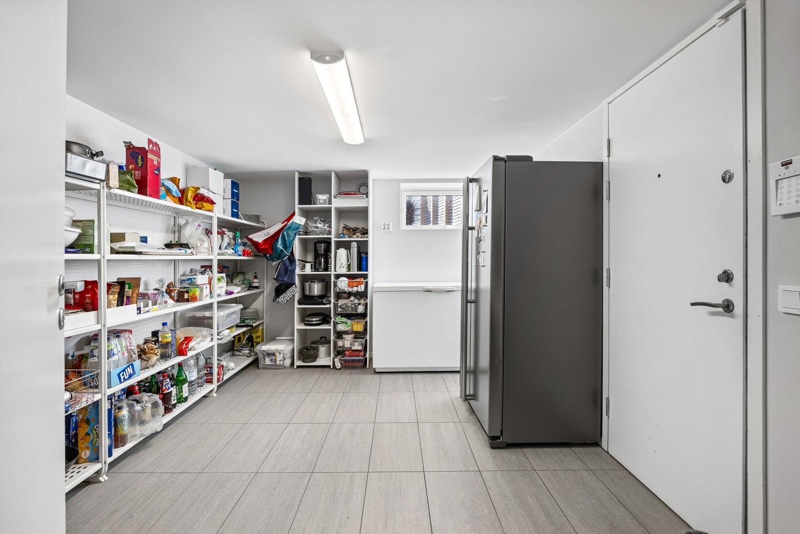 Det er ingen mangel på oppbevaringsplass i boligen, og fra boden er det adkomst direkte inn i garasjen Galleribilde