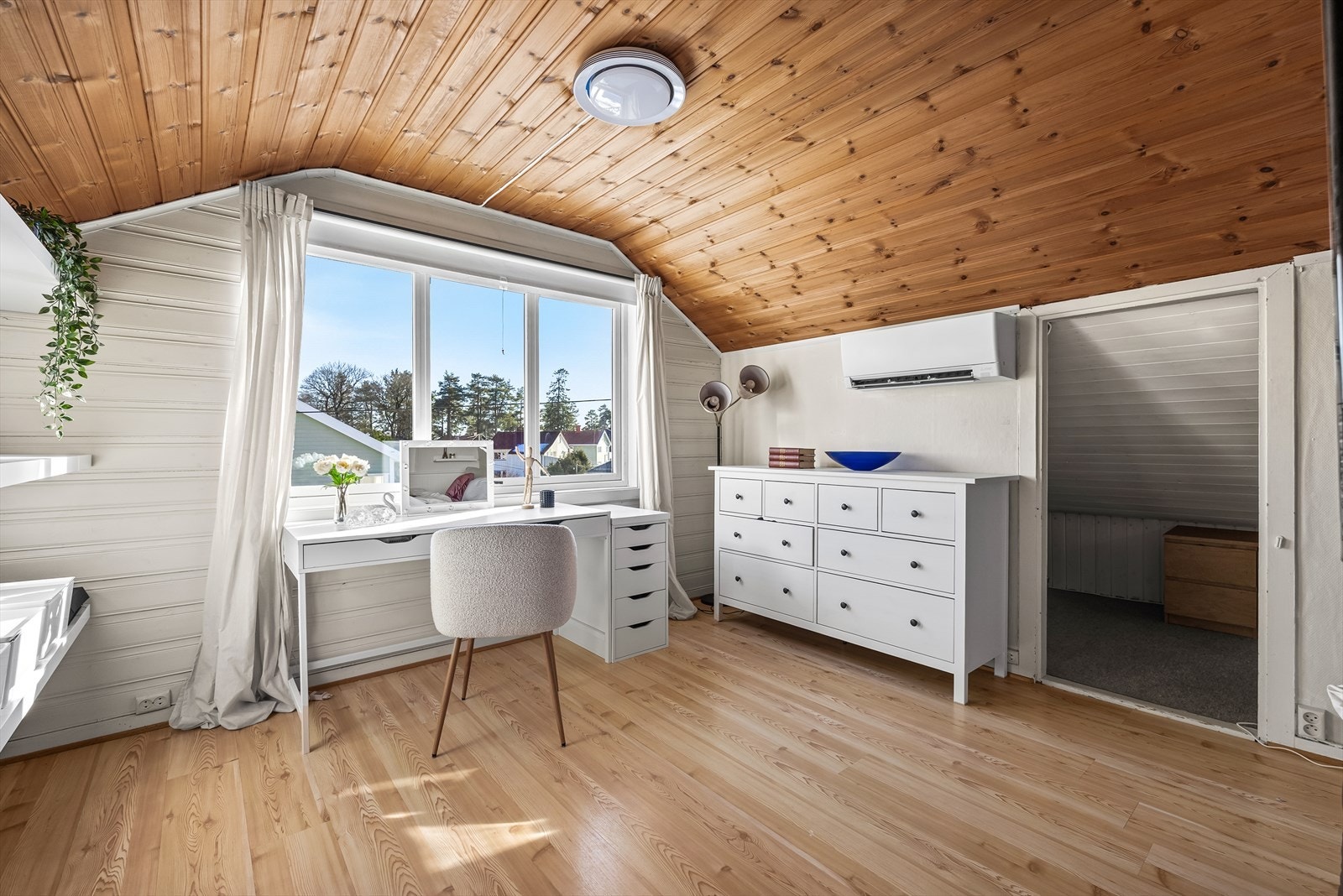 Innenfor rommet er det et stort kott Galleribilde