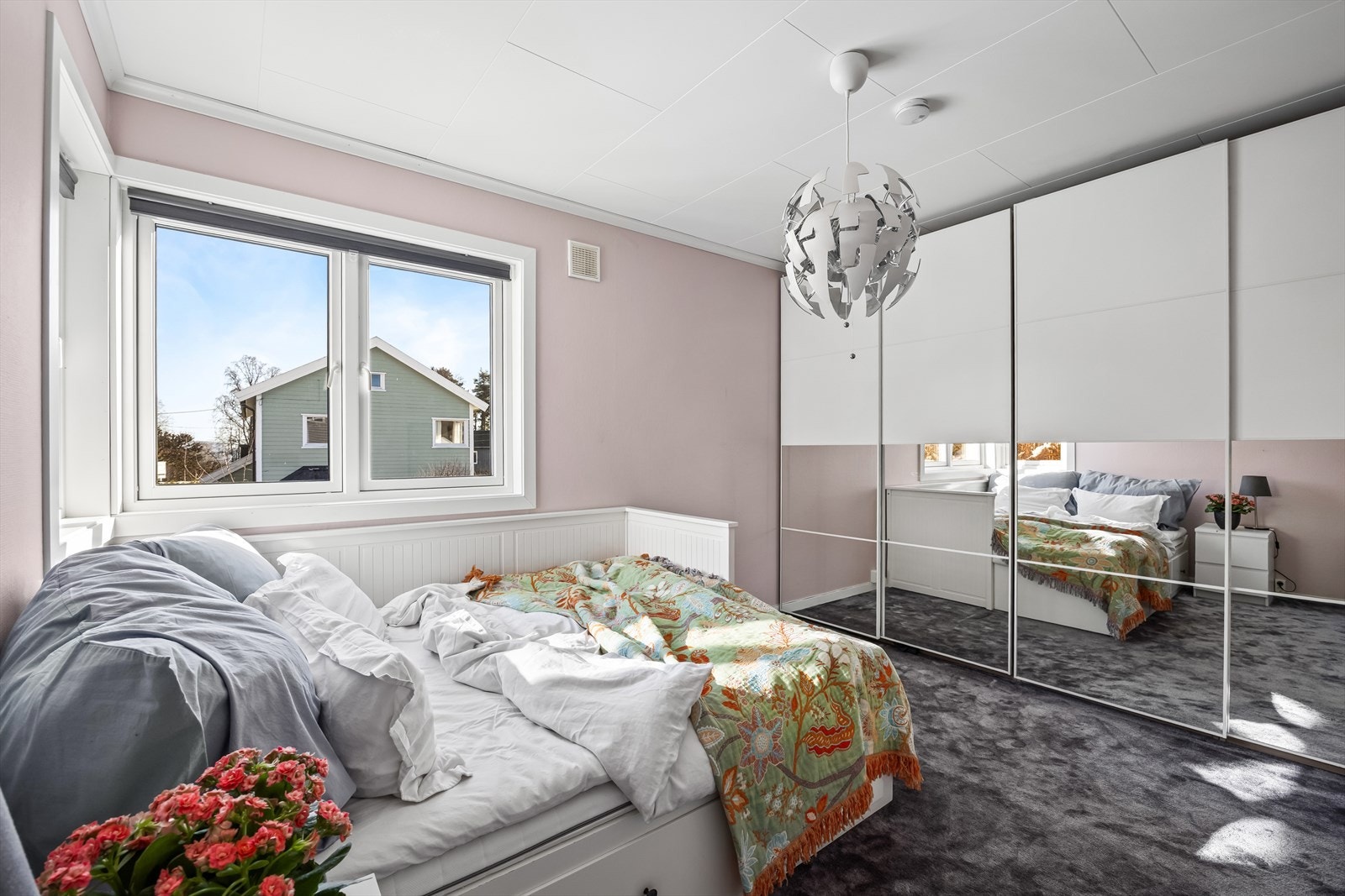 Den store garderoben har speilfronter, og hjørnevindu gir en god romfølelse Galleribilde