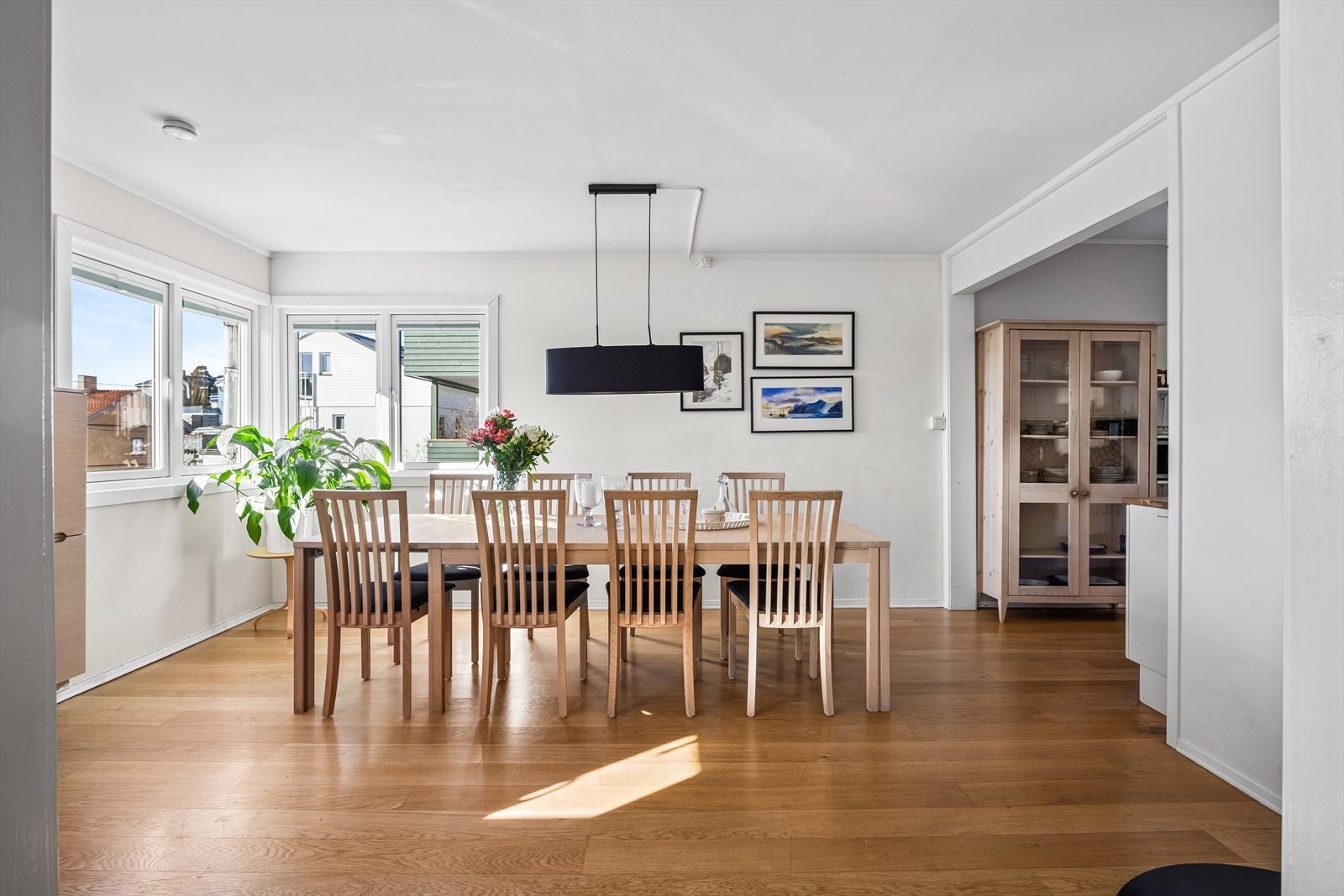 Spisestuen har rikelig med naturlig lysinnslipp, med plass til mange gjester Galleribilde