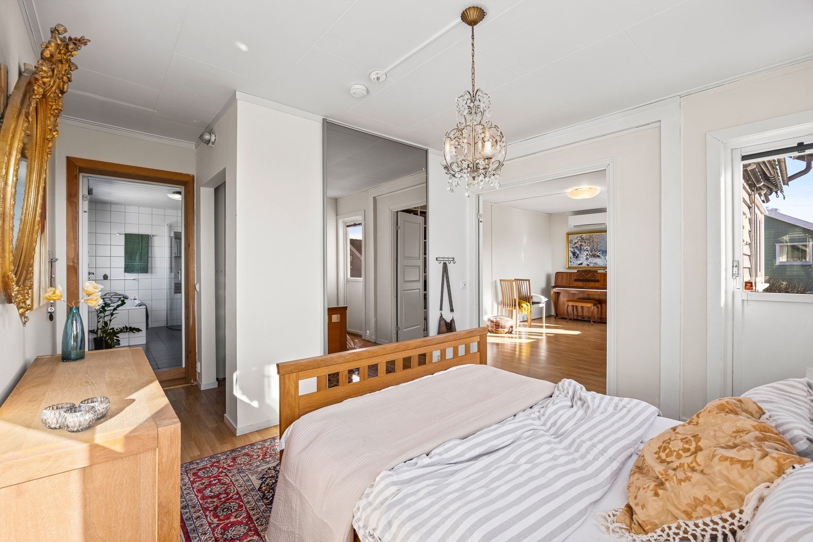 Hovedsoverommet har også adkomst fra baderommet Galleribilde