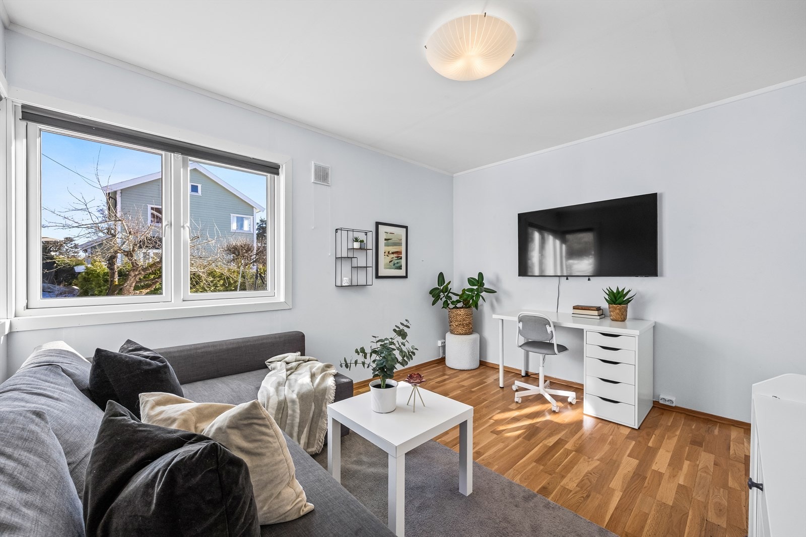 Boligens første soverom er av god størrelse med en praktisk utforming Galleribilde