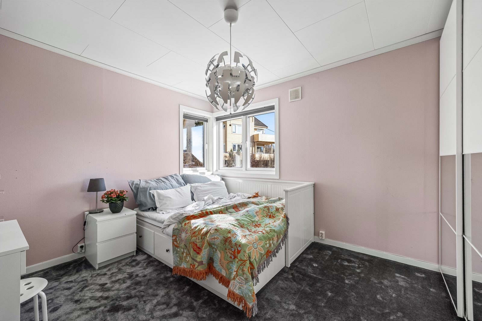 Første soverom i 2. etasje har vegg til vegg teppe som gjør det lunt og godt å sette bena i bakken etter en god natt søvn Galleribilde