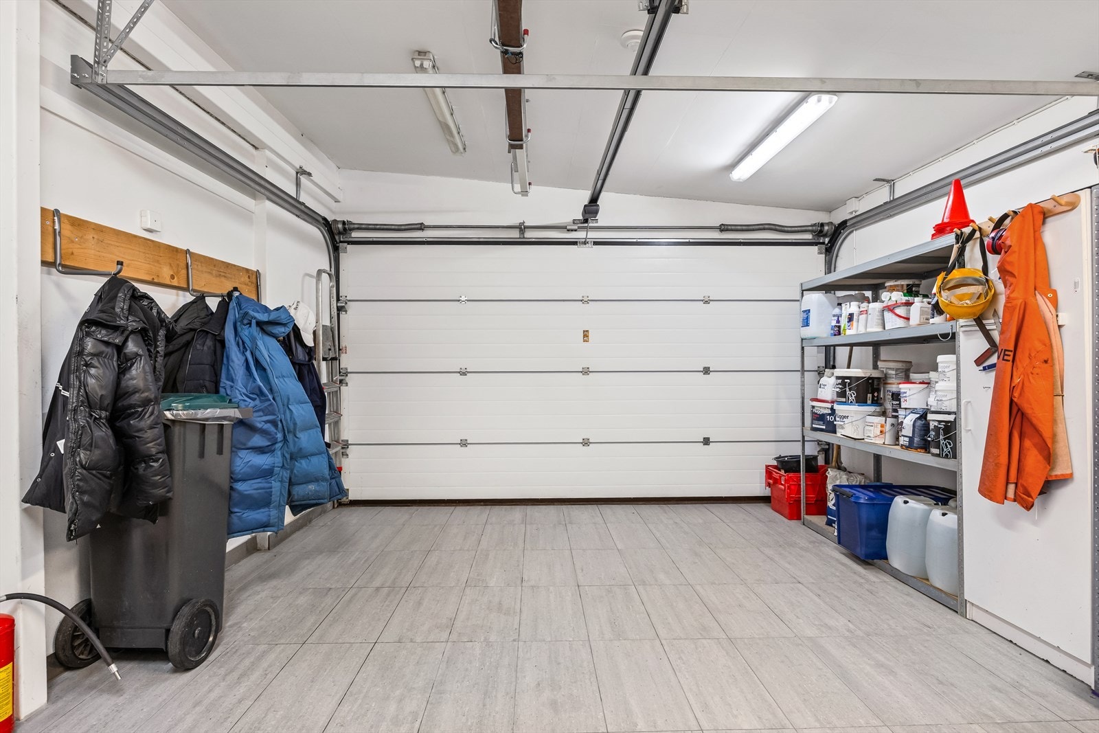 Porten er elektrisk og det er lader for EL-bil Galleribilde