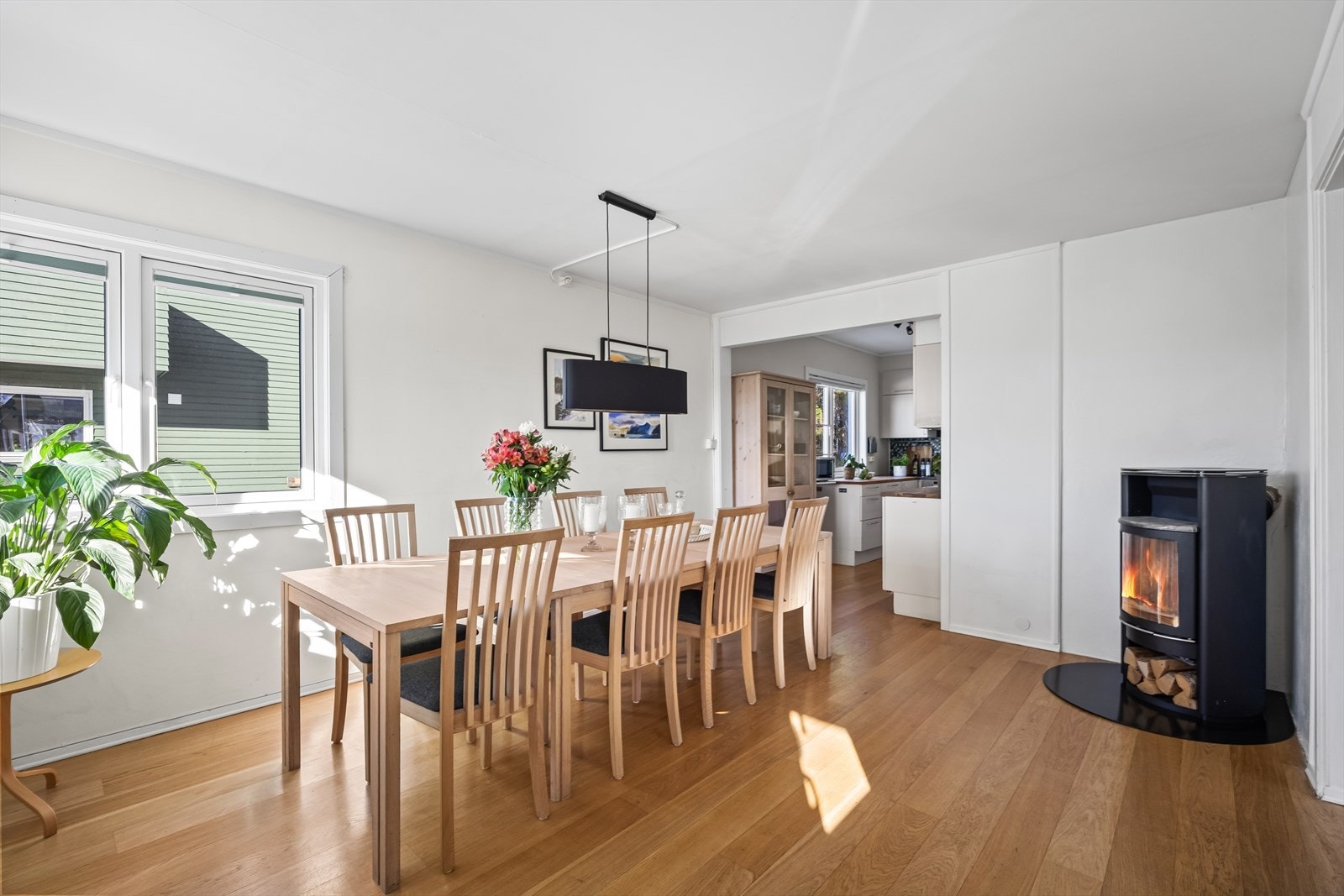 Inne i boligen igjen ligger spisestuen tilknyttet kjøkkenet Galleribilde