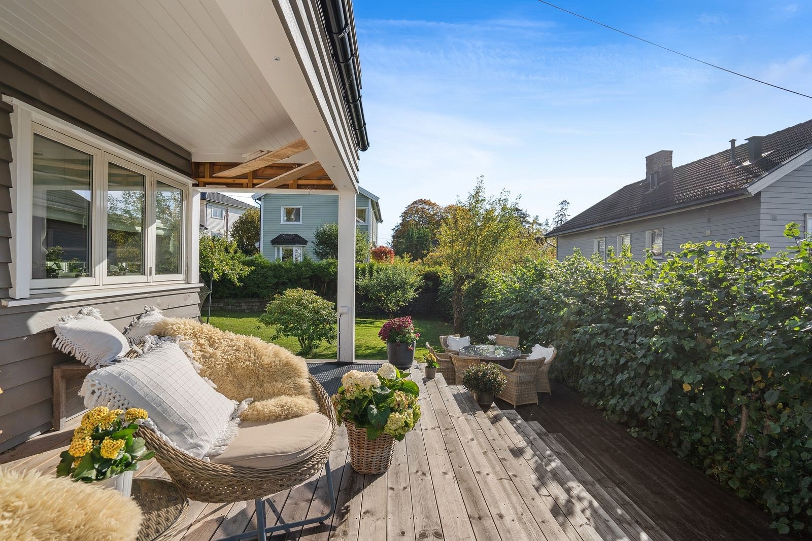 Terrassen i 1. etasje med utgang fra spisestuen er på 67 kvm og vender mot vest Galleribilde