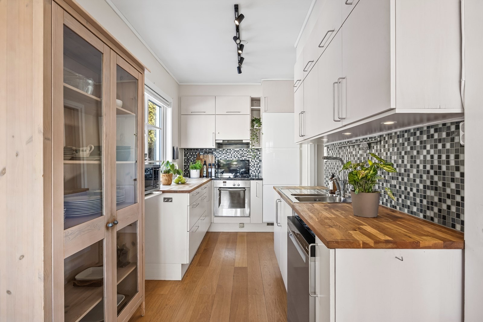 En praktisk utforming med adkomst både fra gangen og fra spisestuen Galleribilde