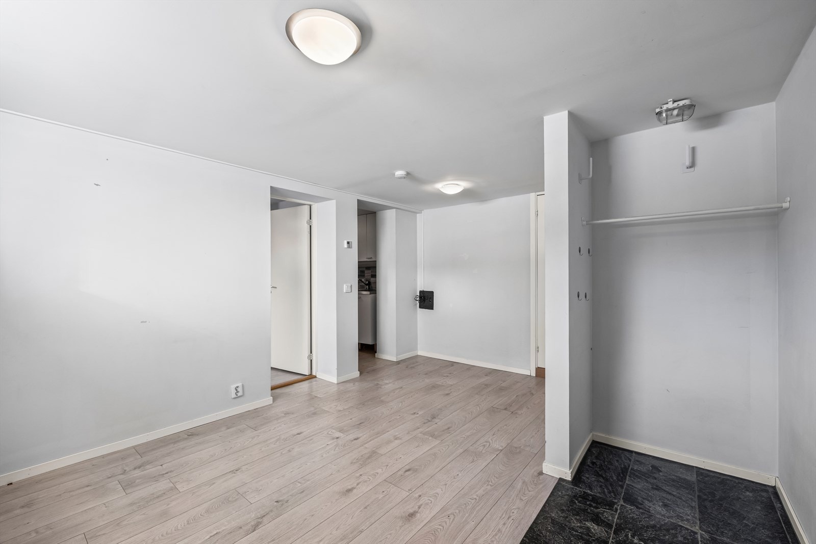 Gulvet har en kombinasjon av fliser og laminat Galleribilde