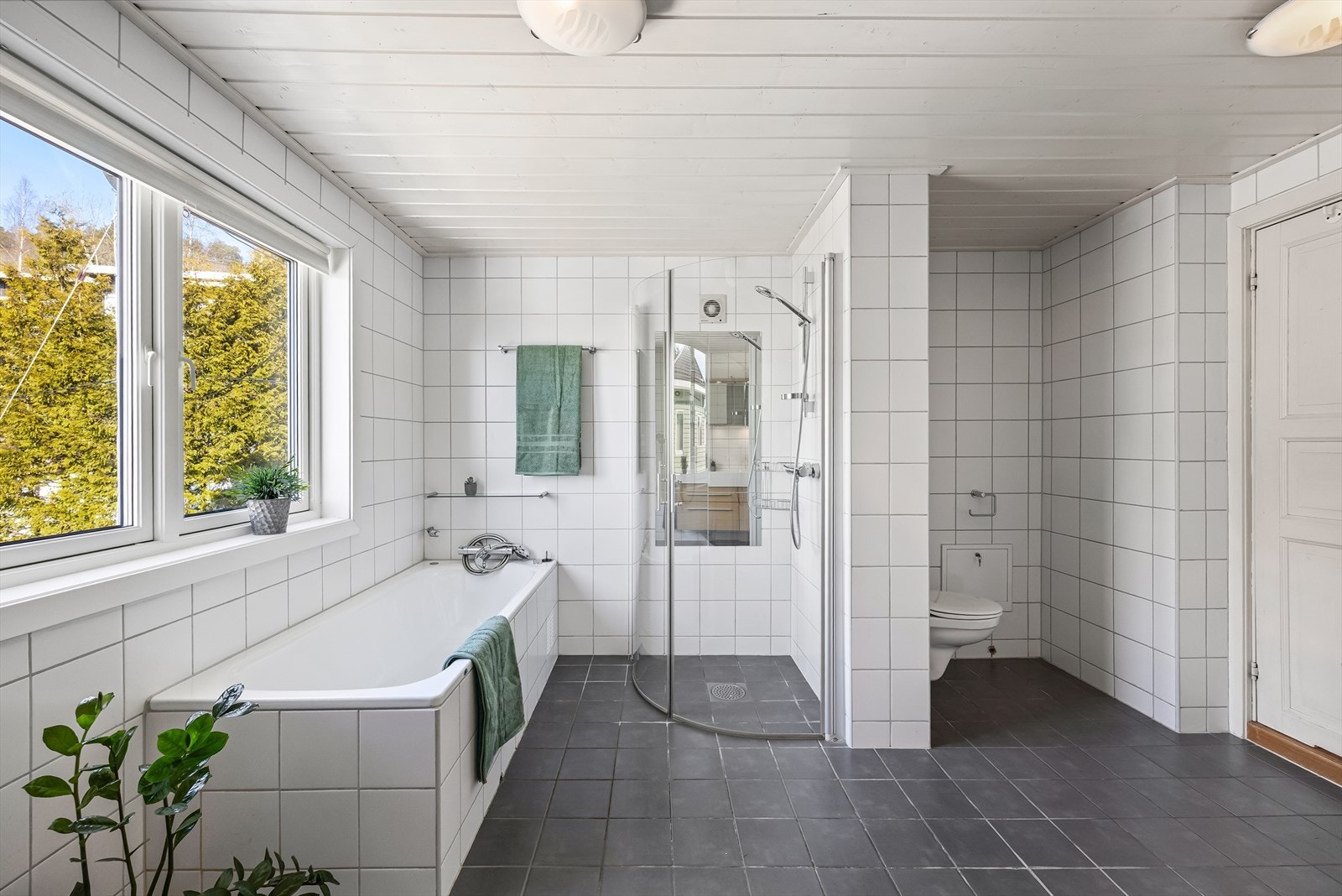 Innredningen består av vegghengt toalett, dobbel servant dusjhjørne og vegghengte skap Galleribilde