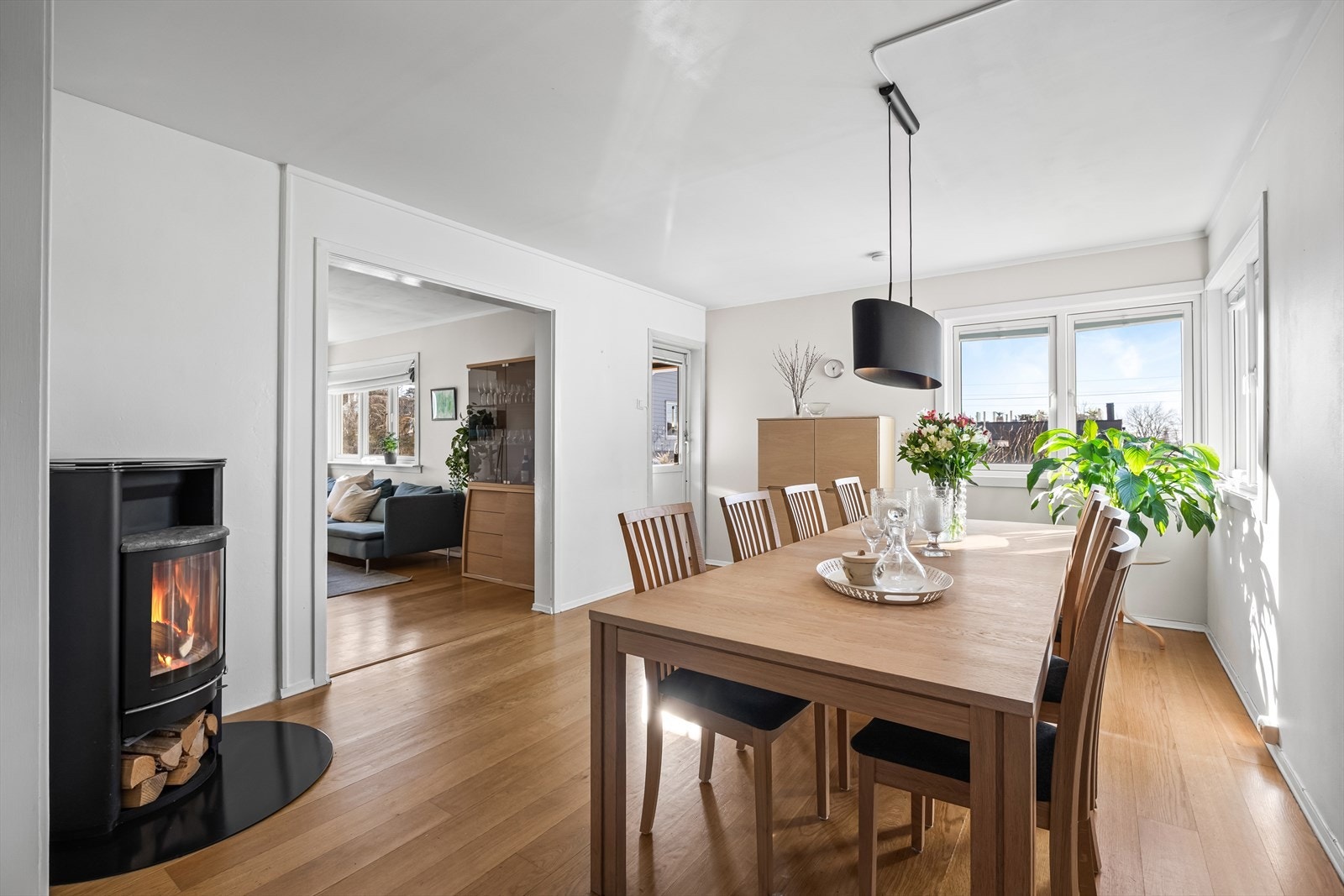 Her er det også peis, det er også utgang til terrassen Galleribilde