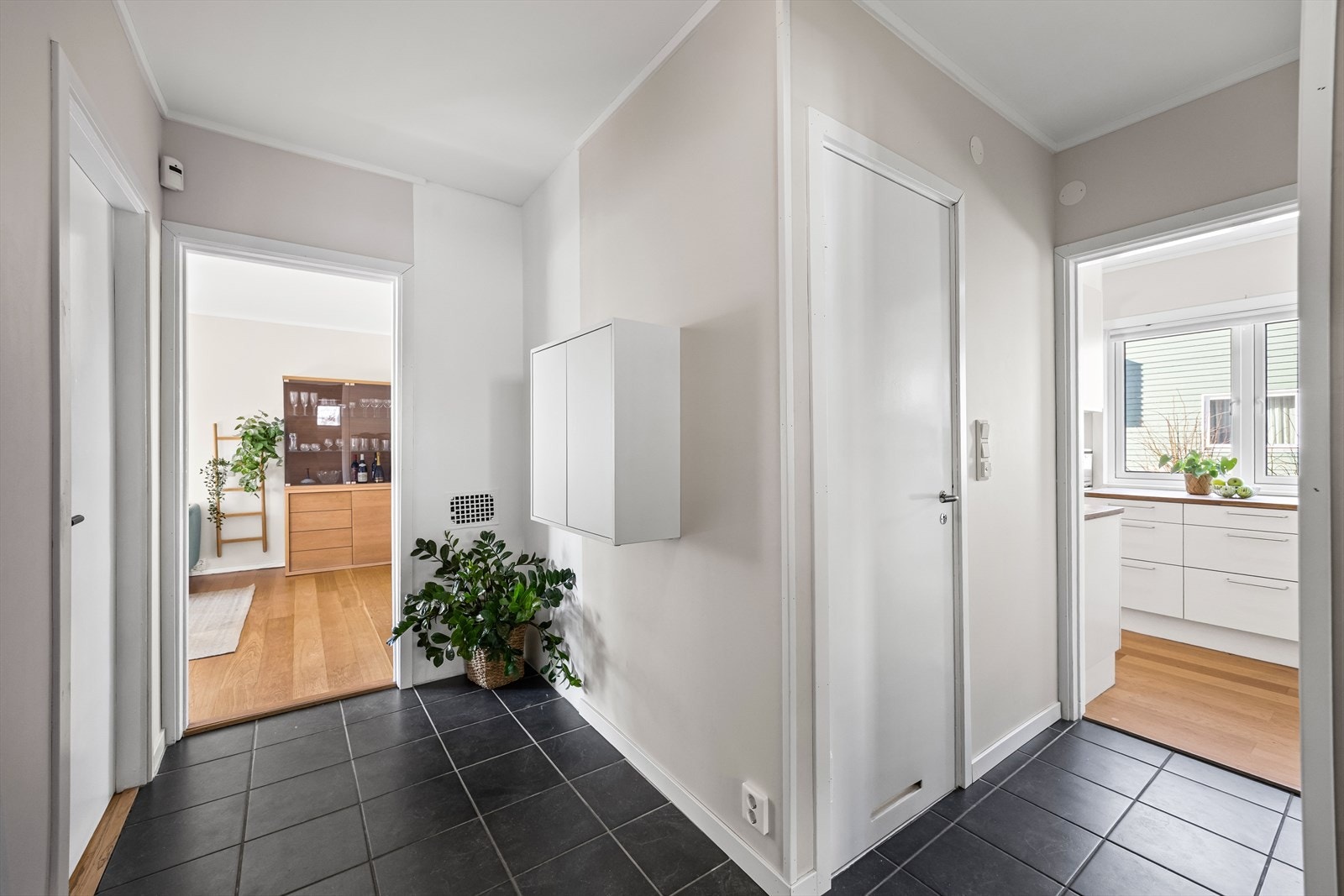 Videre i denne etasjen er det soverom, baderom og toalett Galleribilde