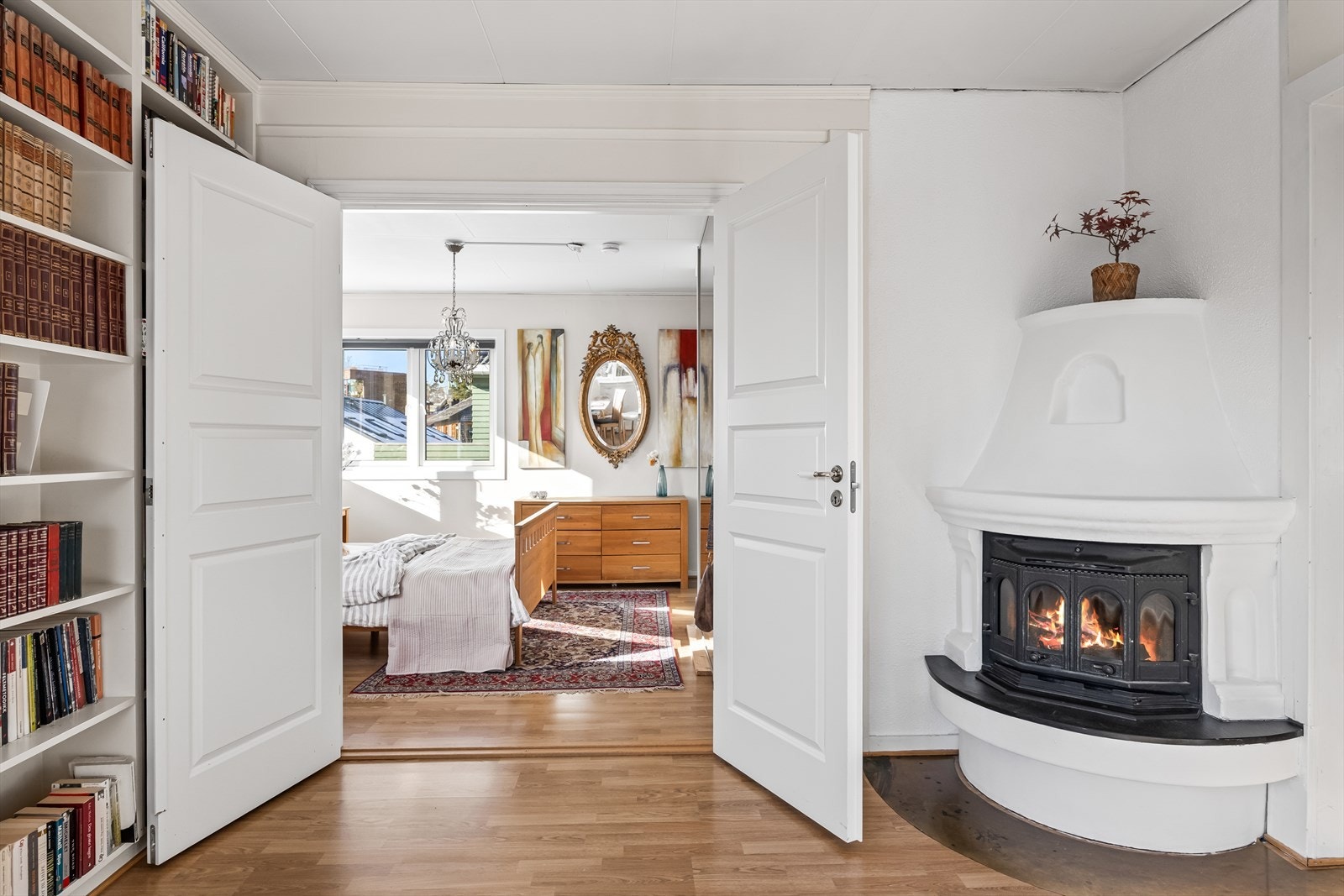 Innenfor bak den doble fløydøren finner du det som er brukt som hovedsoverom Galleribilde