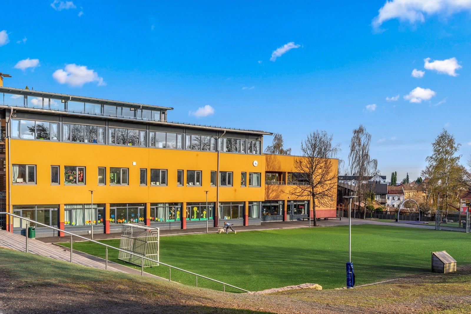 Boligen sogner til Disen skolen som ligger ca. 7 min gange fra boligen Galleribilde