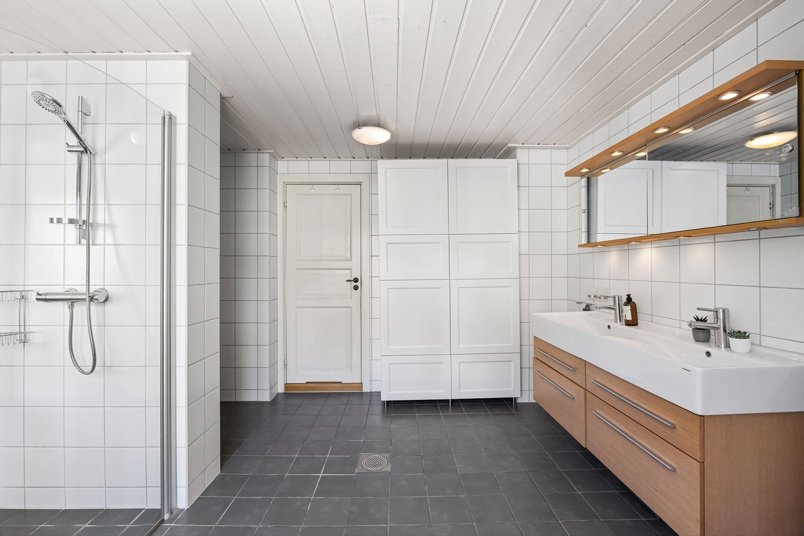 Stort baderom fra 2004 med badekar og flislagte overflater Galleribilde