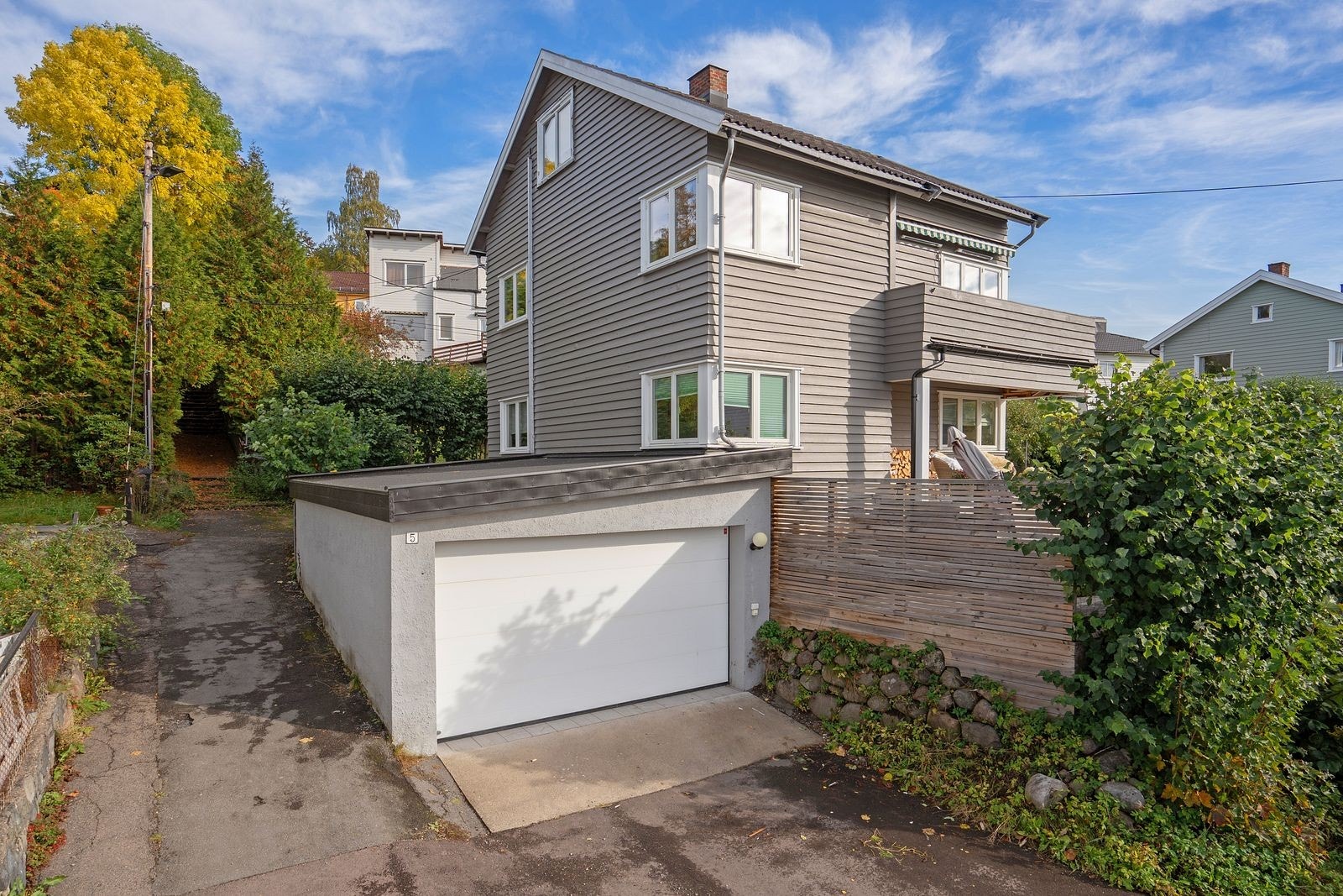 I tillegg er det mulighet for å parkere foran garasjen da det er en del av boligens tomt Galleribilde