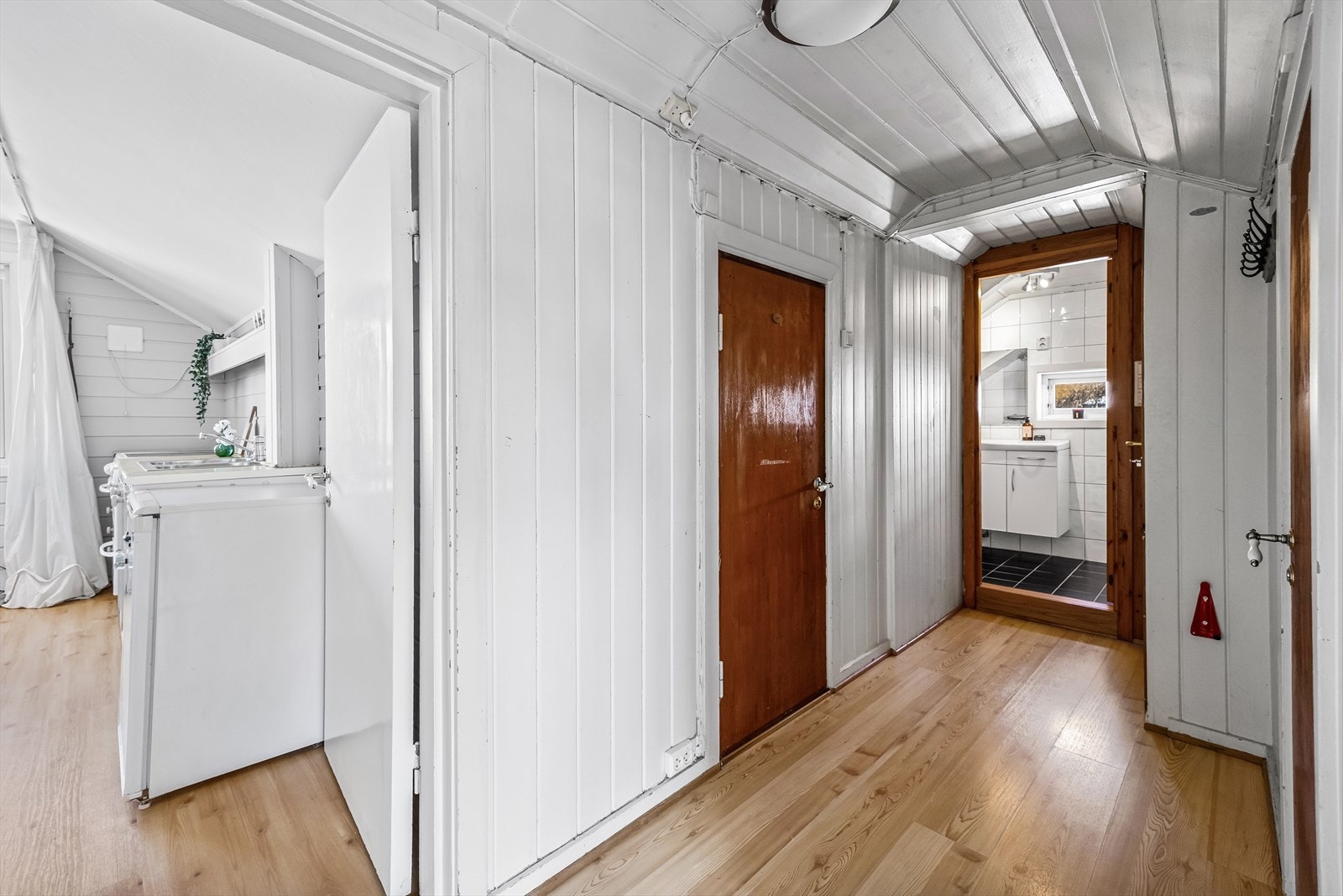 Her oppe er det mye oppbevaring på kott i tillegg til flere innredede rom Galleribilde