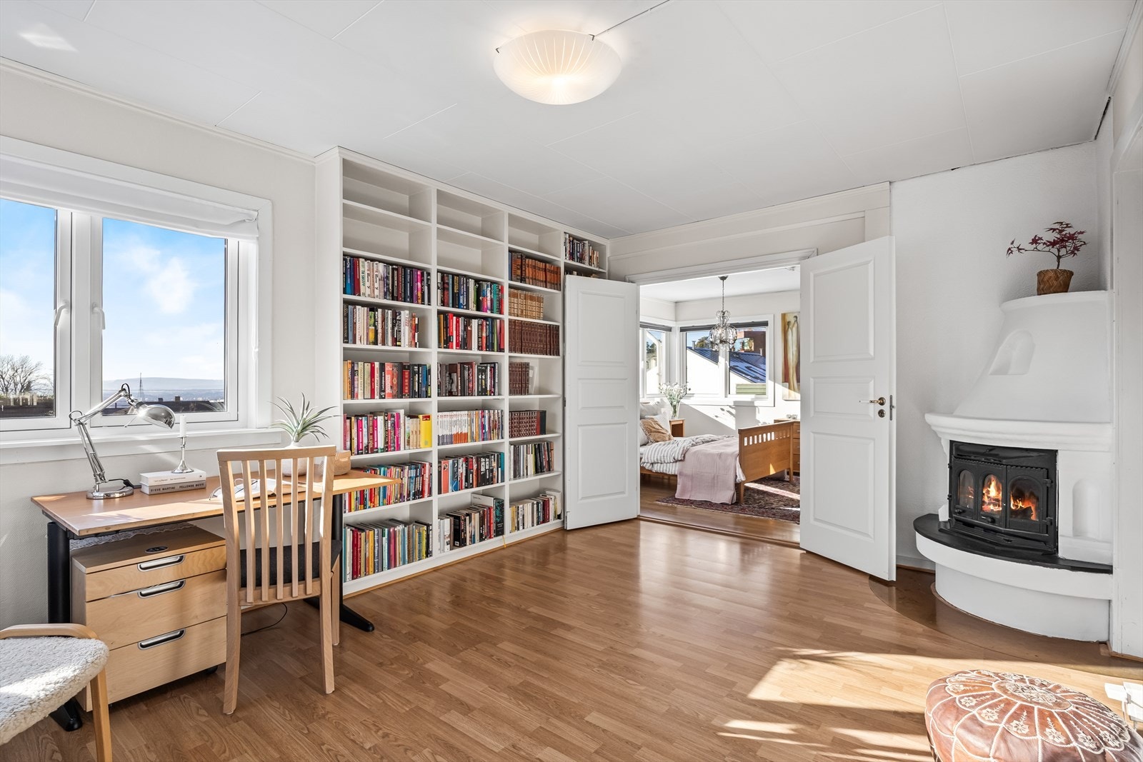 Rommet har peis, men ikke minst fantastisk utsikt Galleribilde